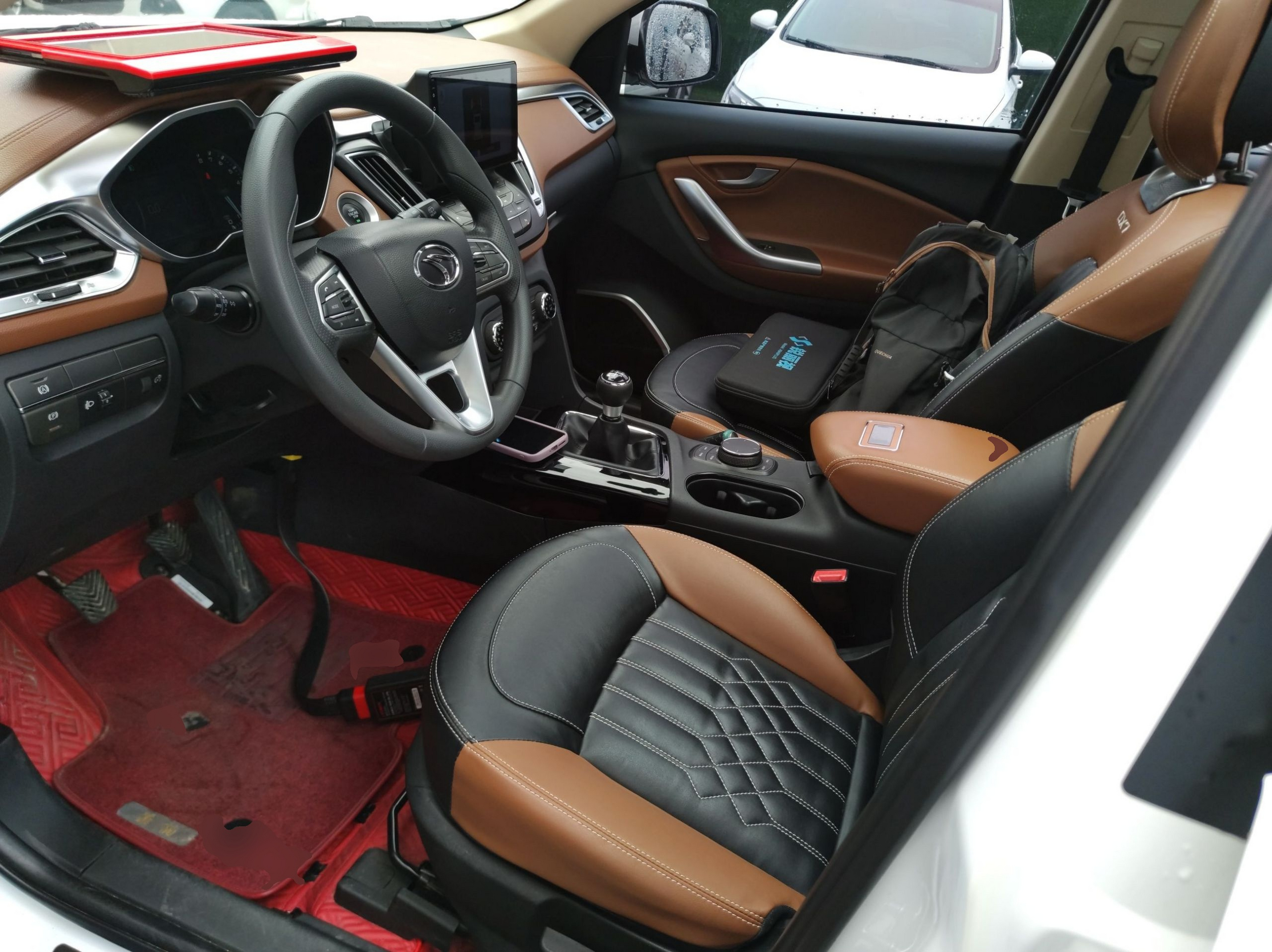 المقاعد الأمامية داخل السيارة