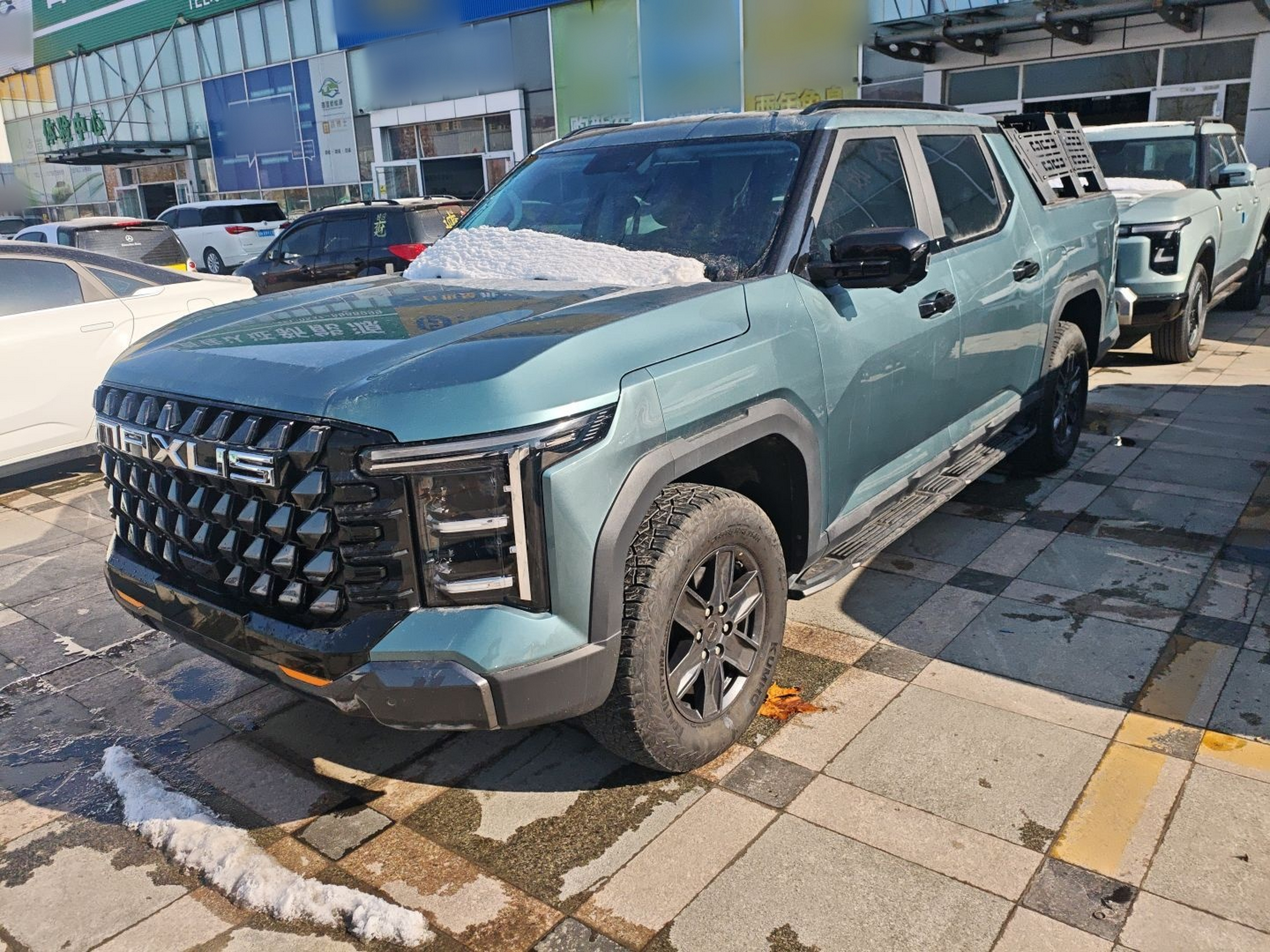 تحت مقدمة السيارة