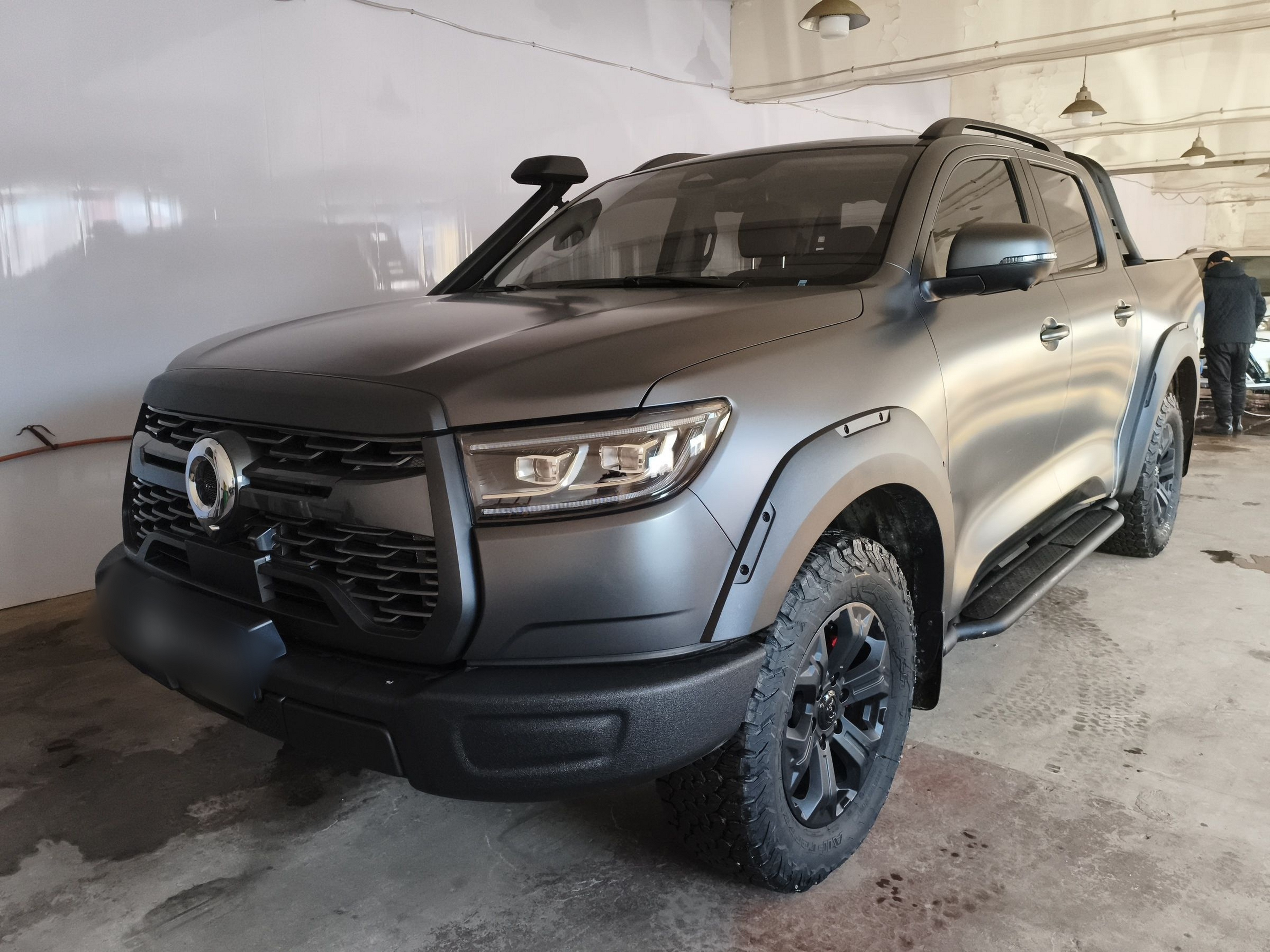 Под передней частью автомобиля