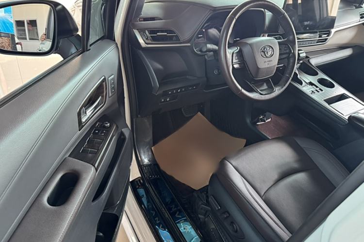 Used Toyota Granvia 2023 2.5L Hybrid Flagship VIP Edition

