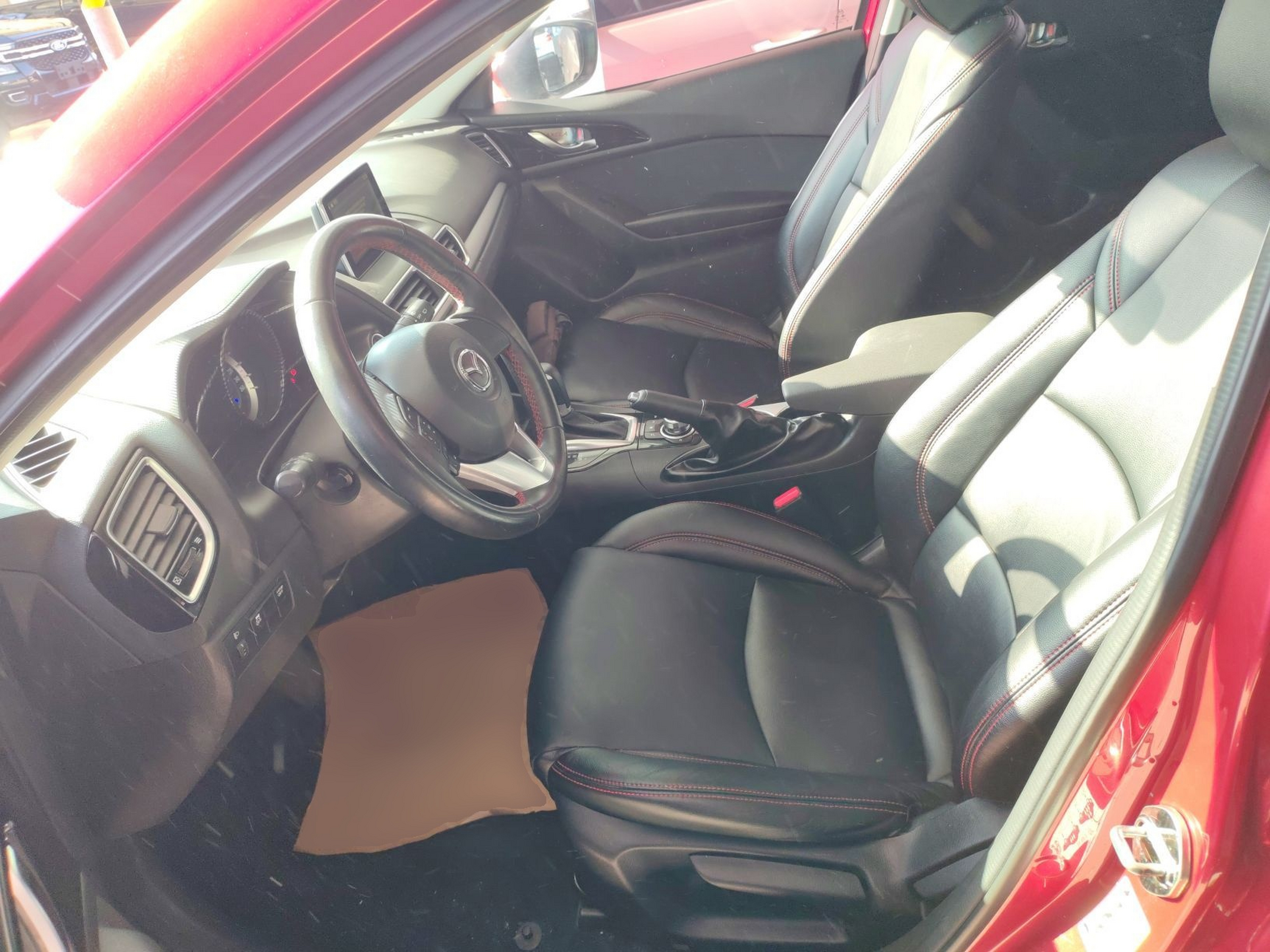 Переднее сиденье в автомобиле