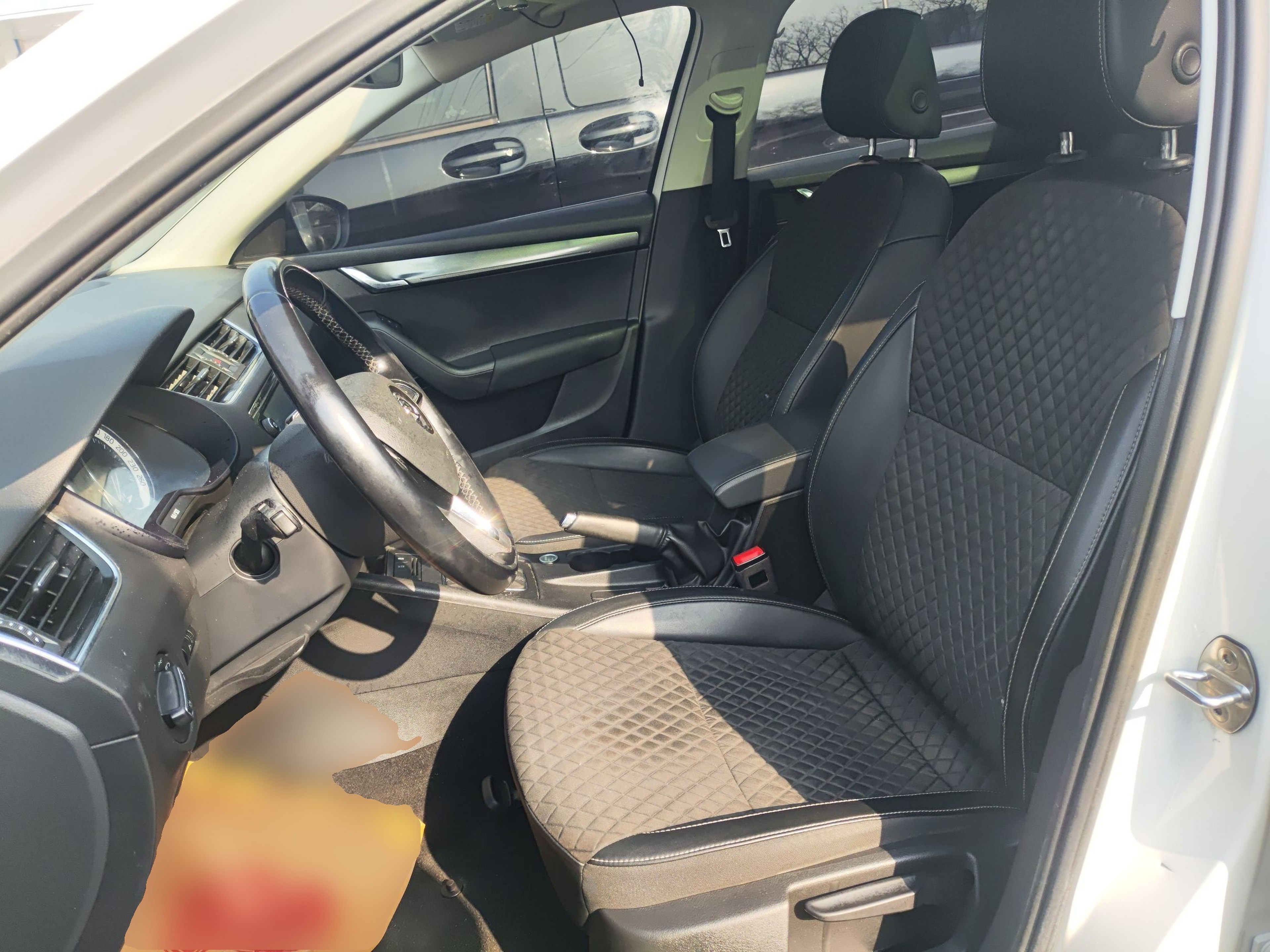 Переднее сиденье в автомобиле