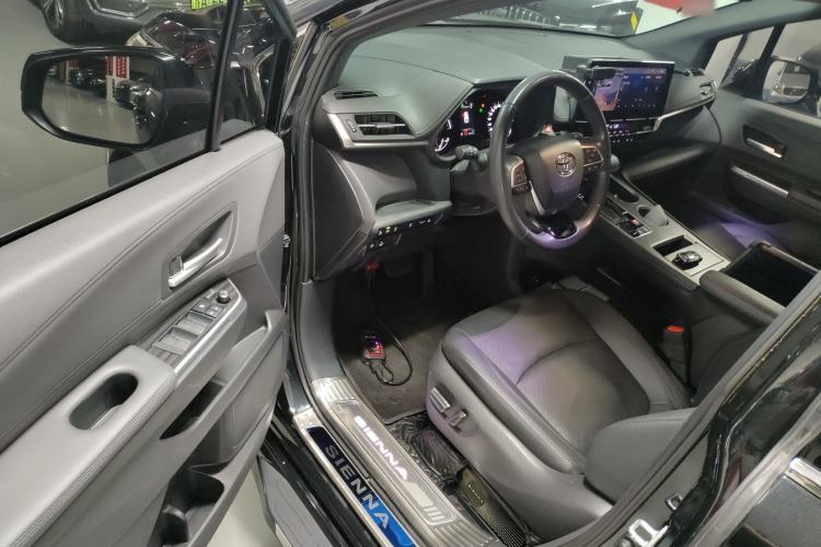 Used Toyota Sienna 2023 2.5L Hybrid Deluxe Edition
