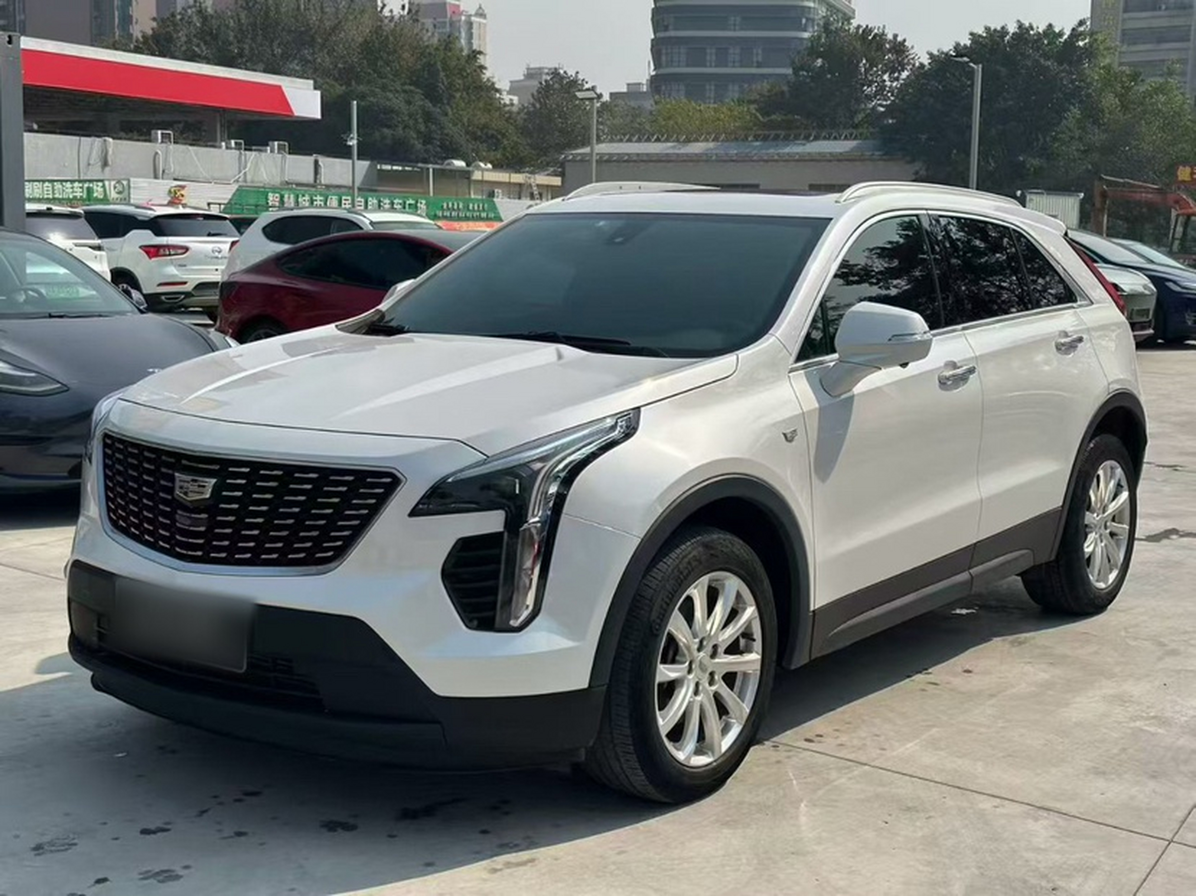 Под передней частью автомобиля