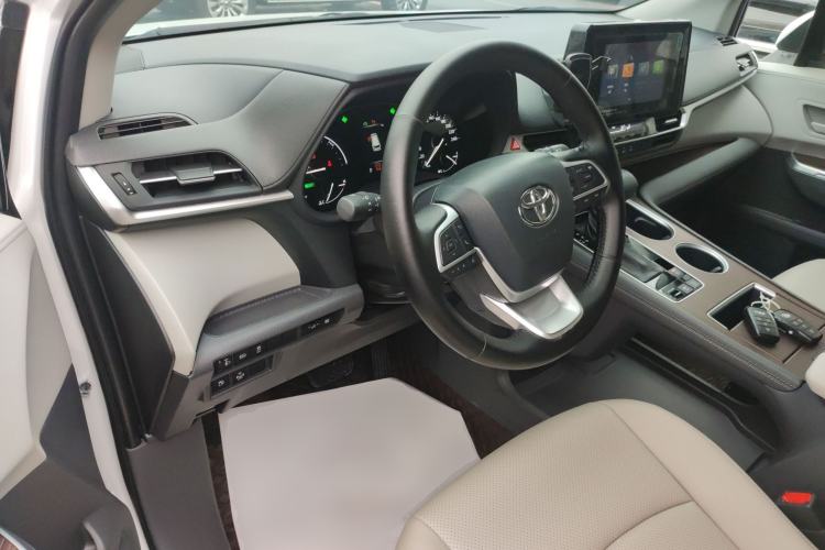 Used Toyota Sienna 2023 2.5L Hybrid Comfort Edition
