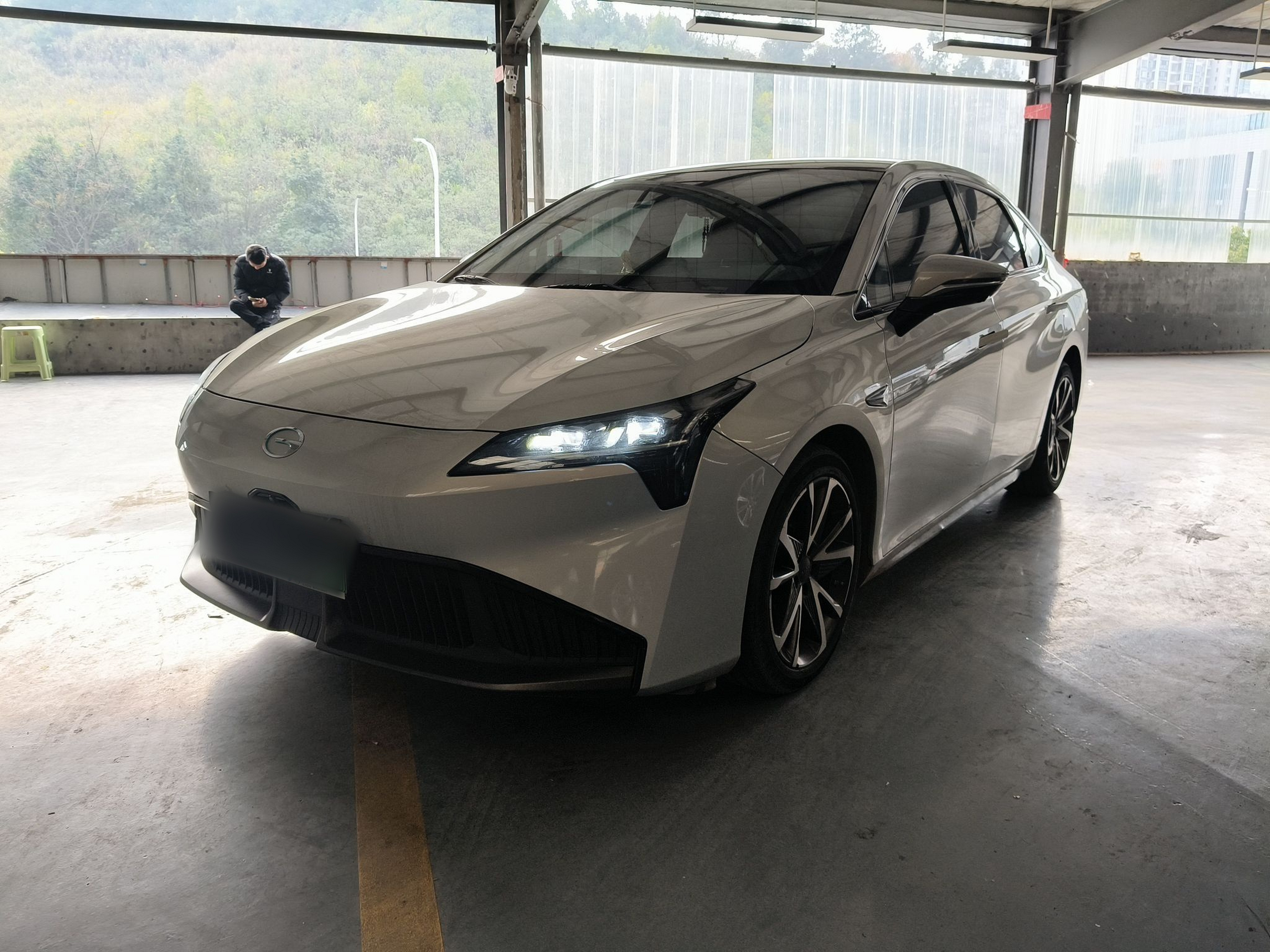 تحت مقدمة السيارة