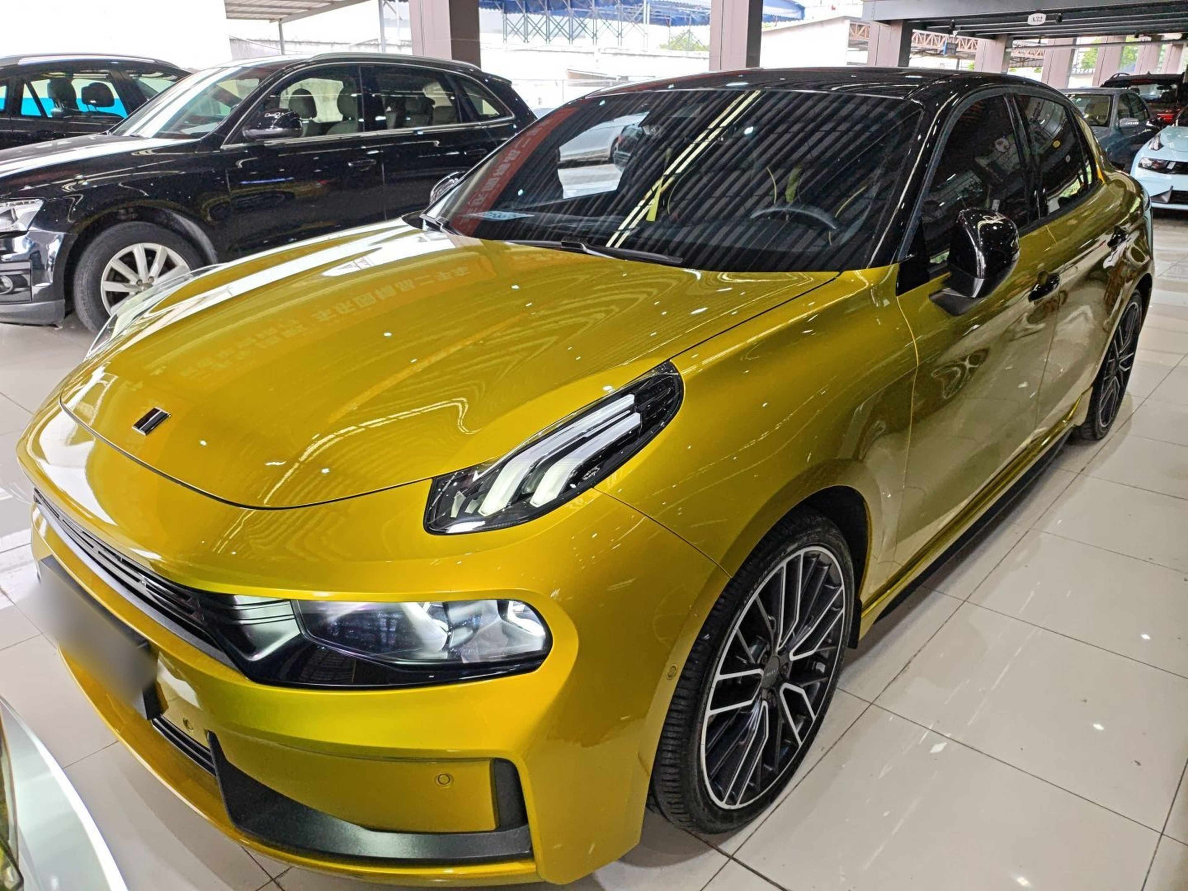 تحت مقدمة السيارة