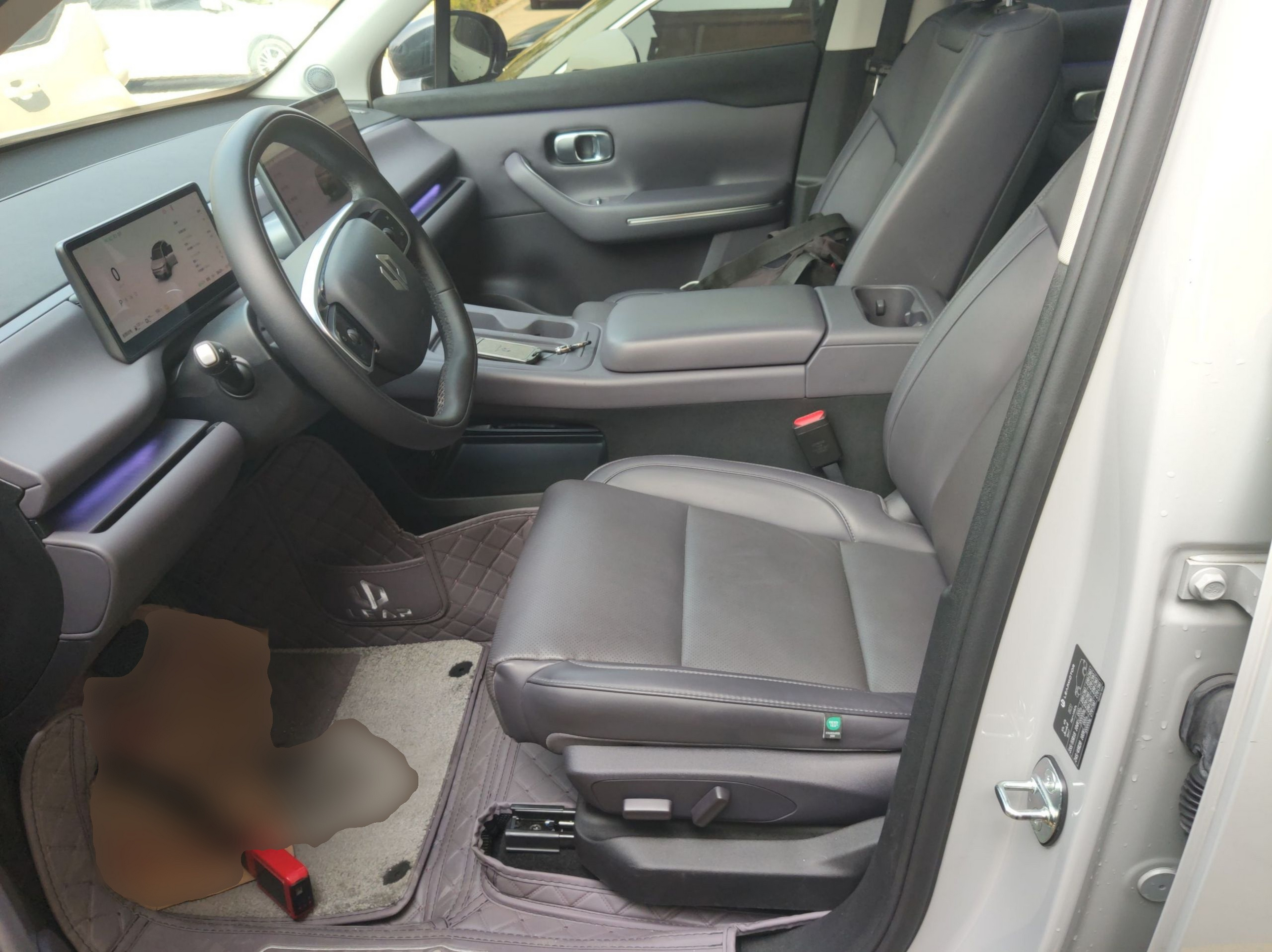 المقاعد الأمامية داخل السيارة