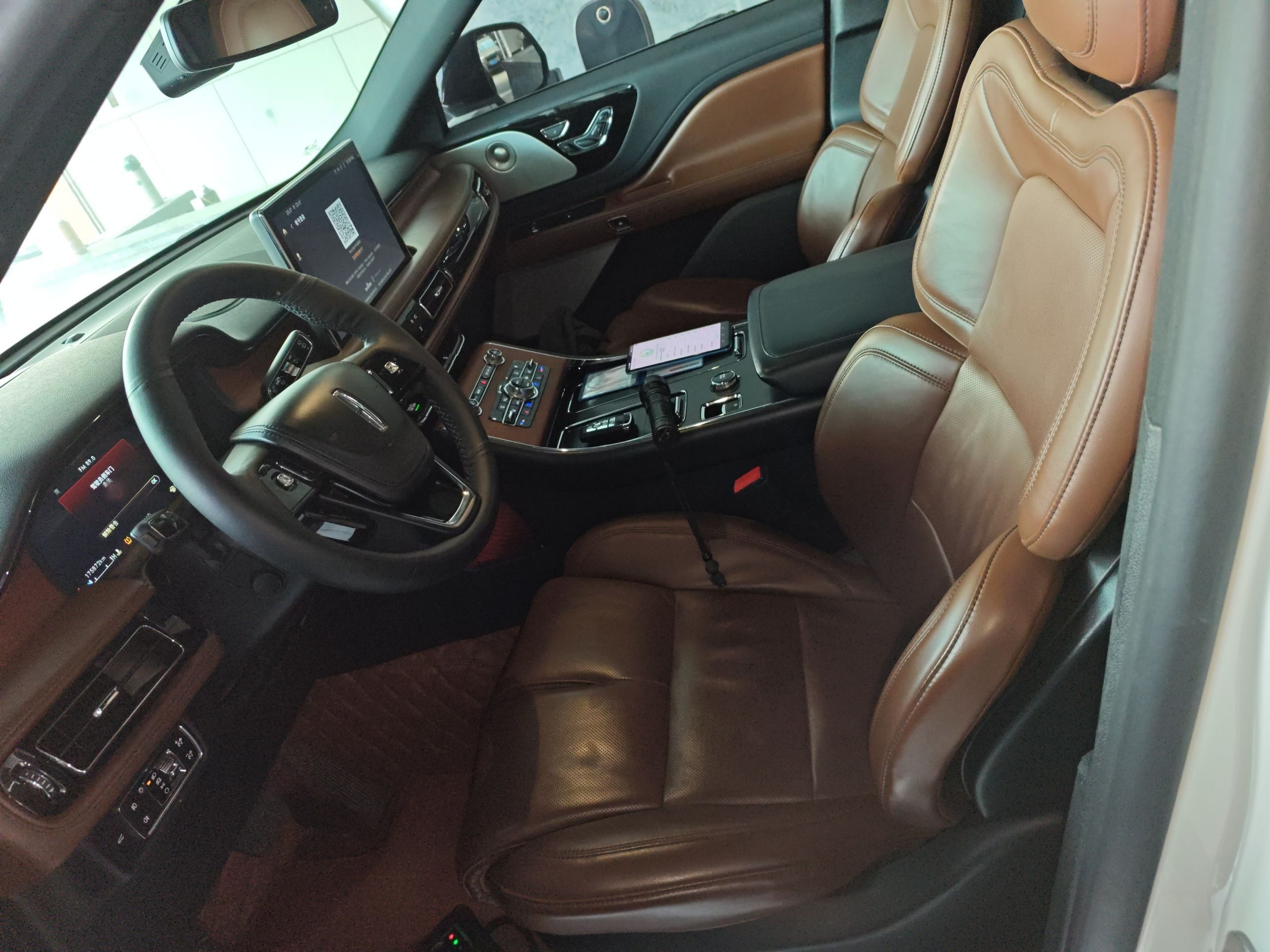 المقاعد الأمامية داخل السيارة