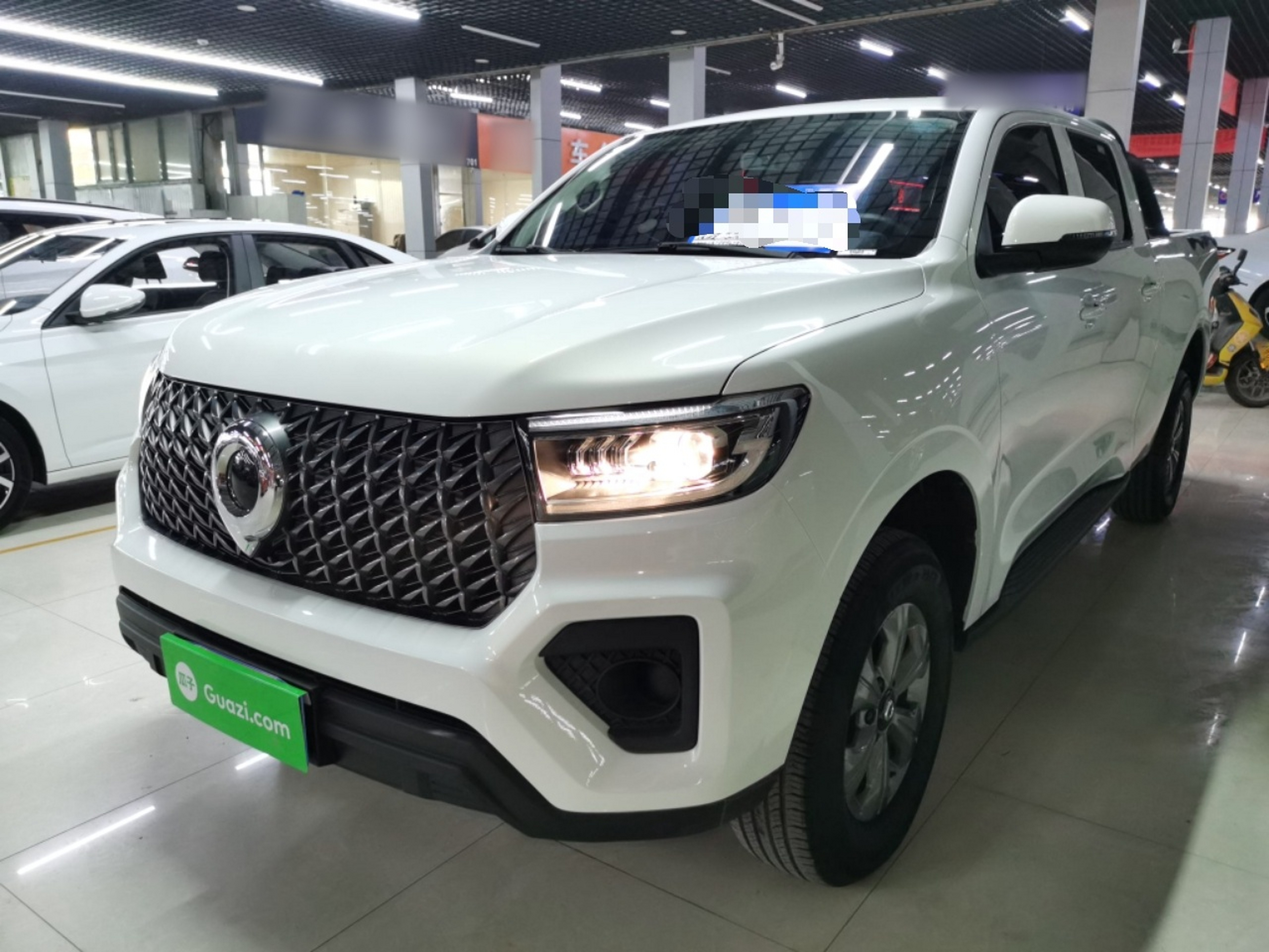 تحت مقدمة السيارة