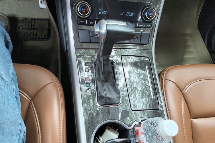 Used Haval H8 2015 2.0T two-wheel drive Comfort trim level
