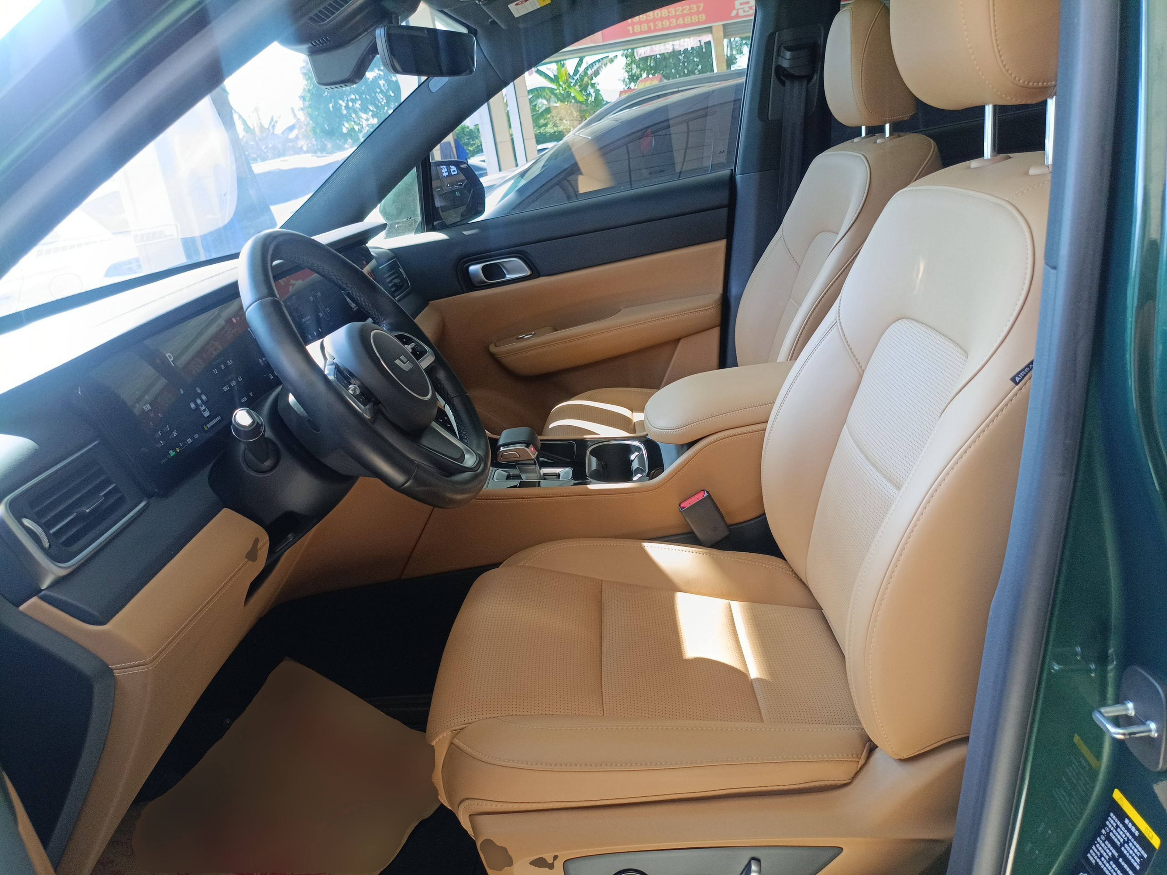 المقاعد الأمامية داخل السيارة