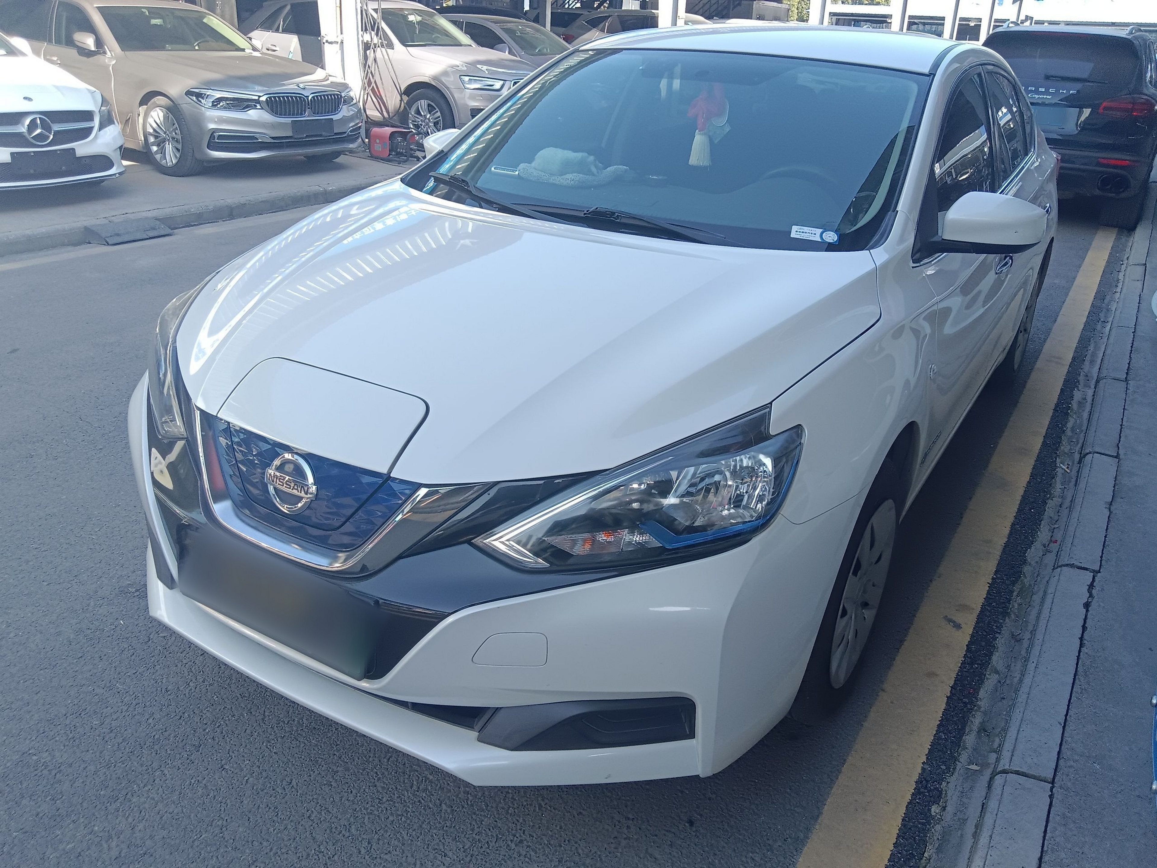 تحت مقدمة السيارة