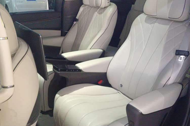 Used Denza D9 2024 DM-i 980 Four-Wheel Drive Flagship Model
