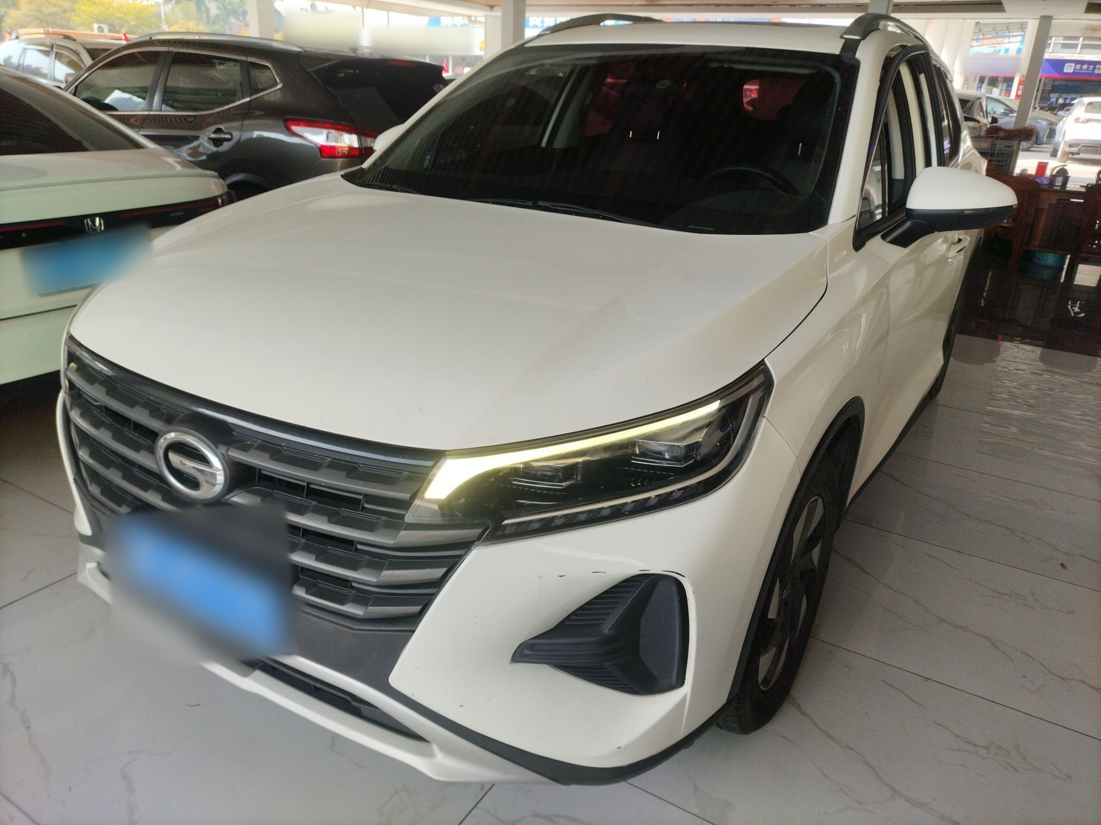 تحت مقدمة السيارة