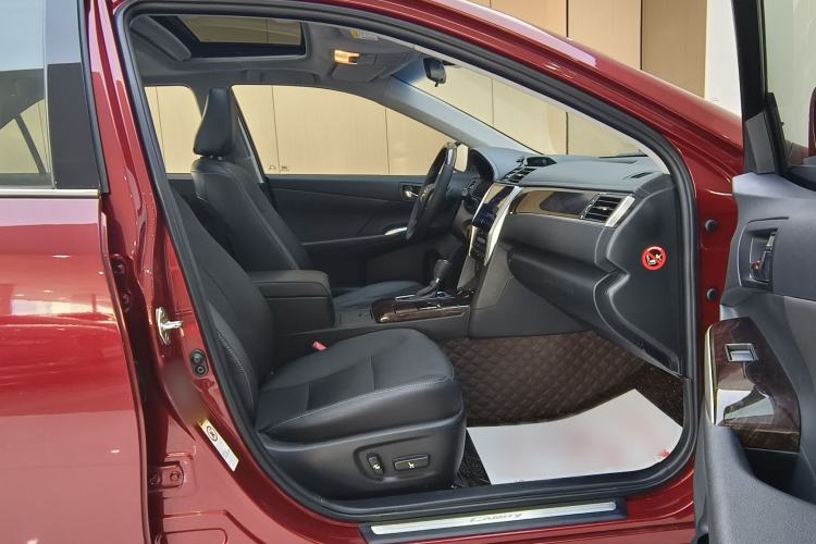 Used Toyota Camry 2016 2.0G 10th Anniversary Leading Edition
