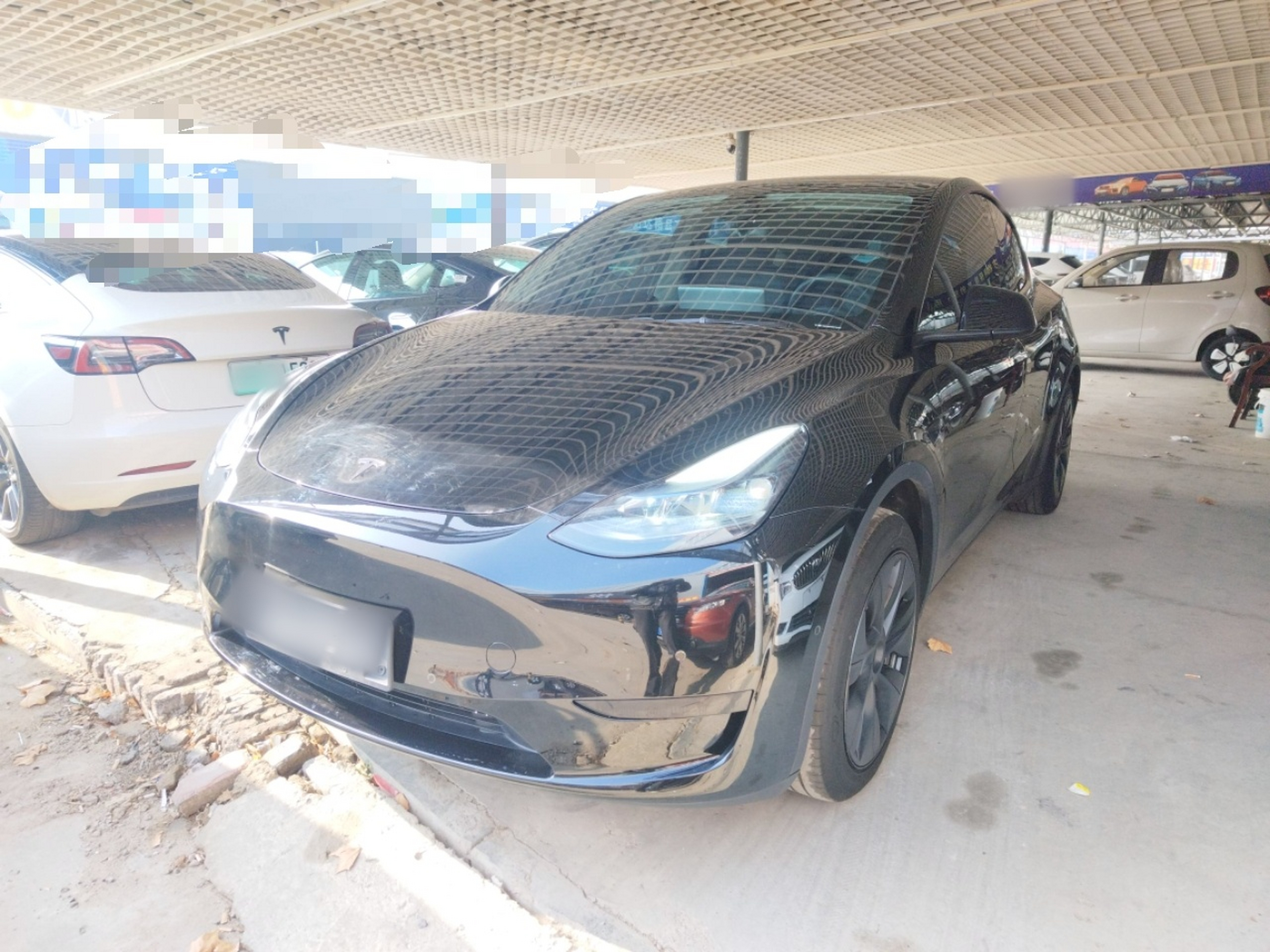 تحت مقدمة السيارة