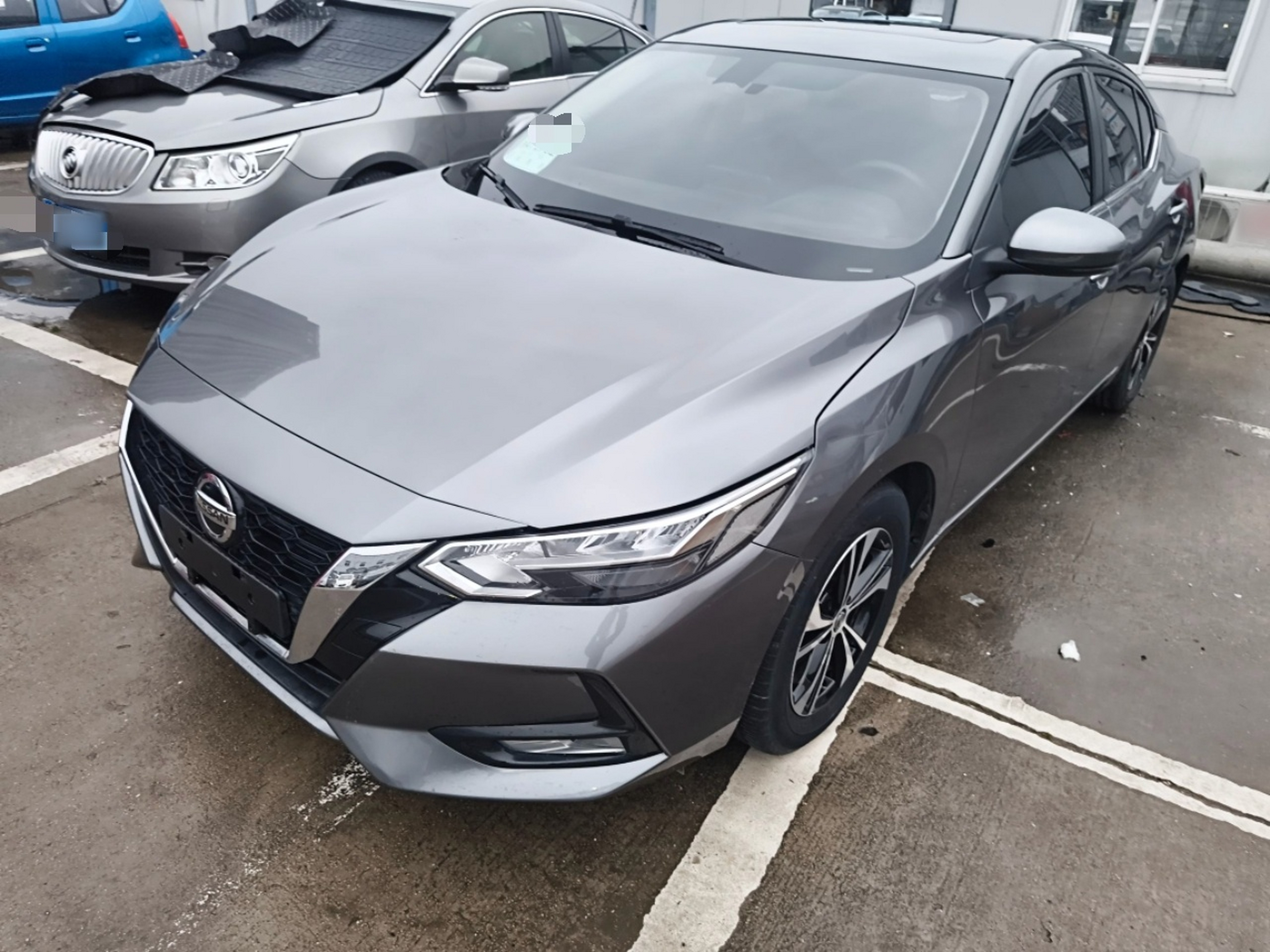 تحت مقدمة السيارة