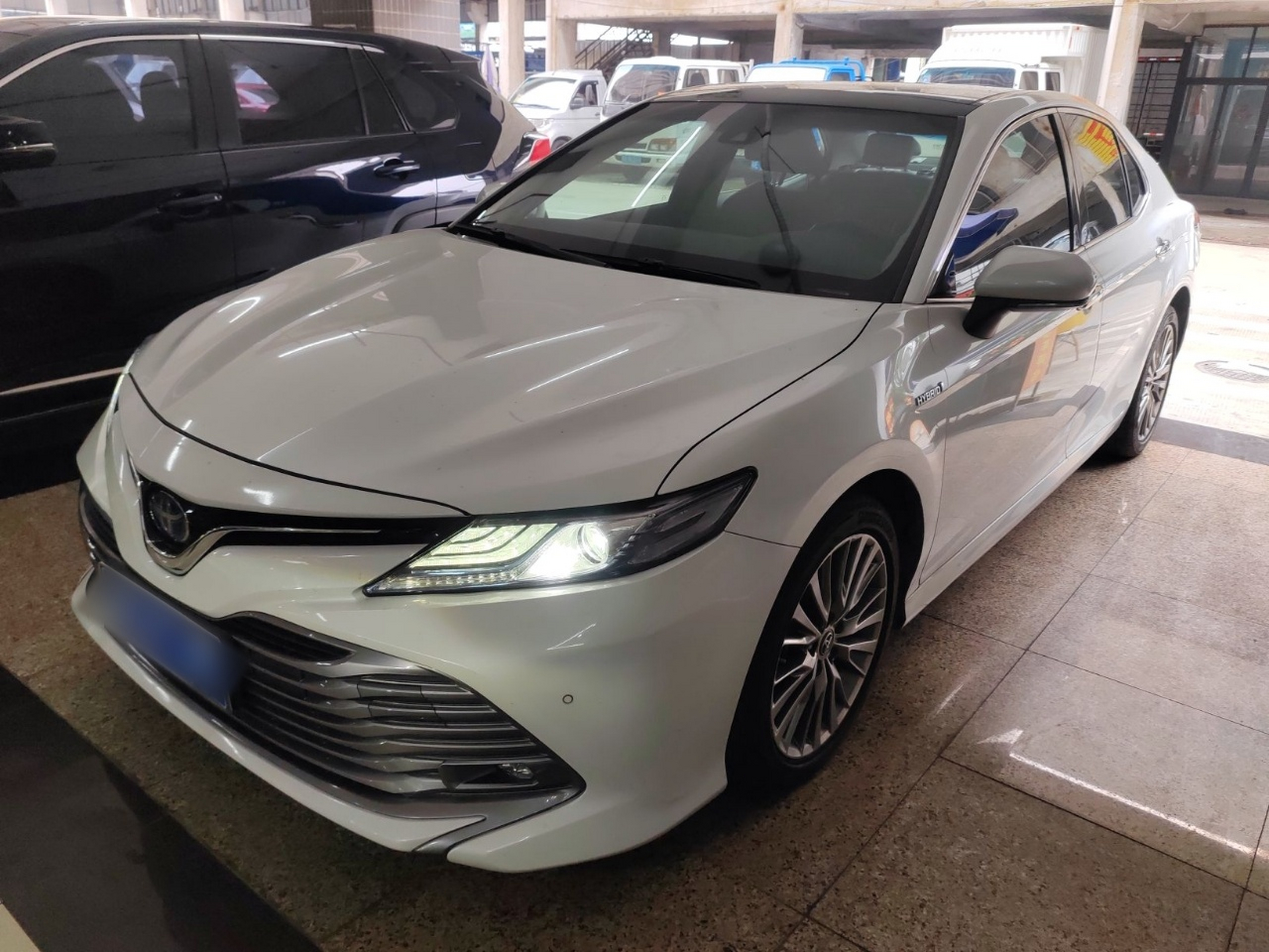 Под передней частью автомобиля