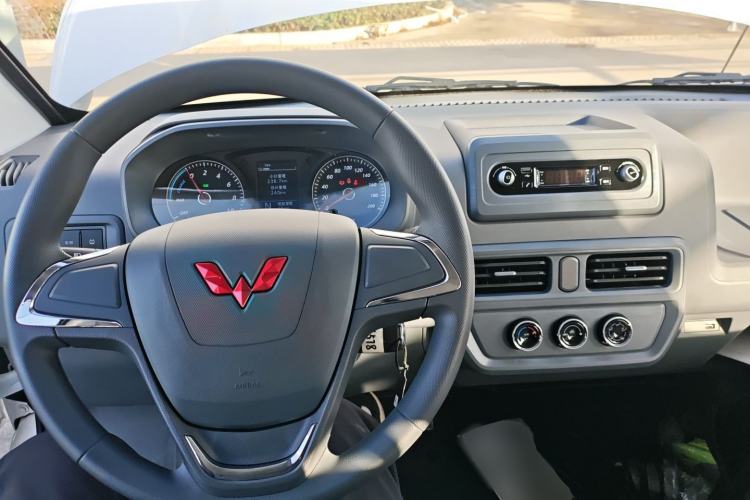 Used Wuling Yangguang 2024 300KM Comfort Version Passenger Van 75kW