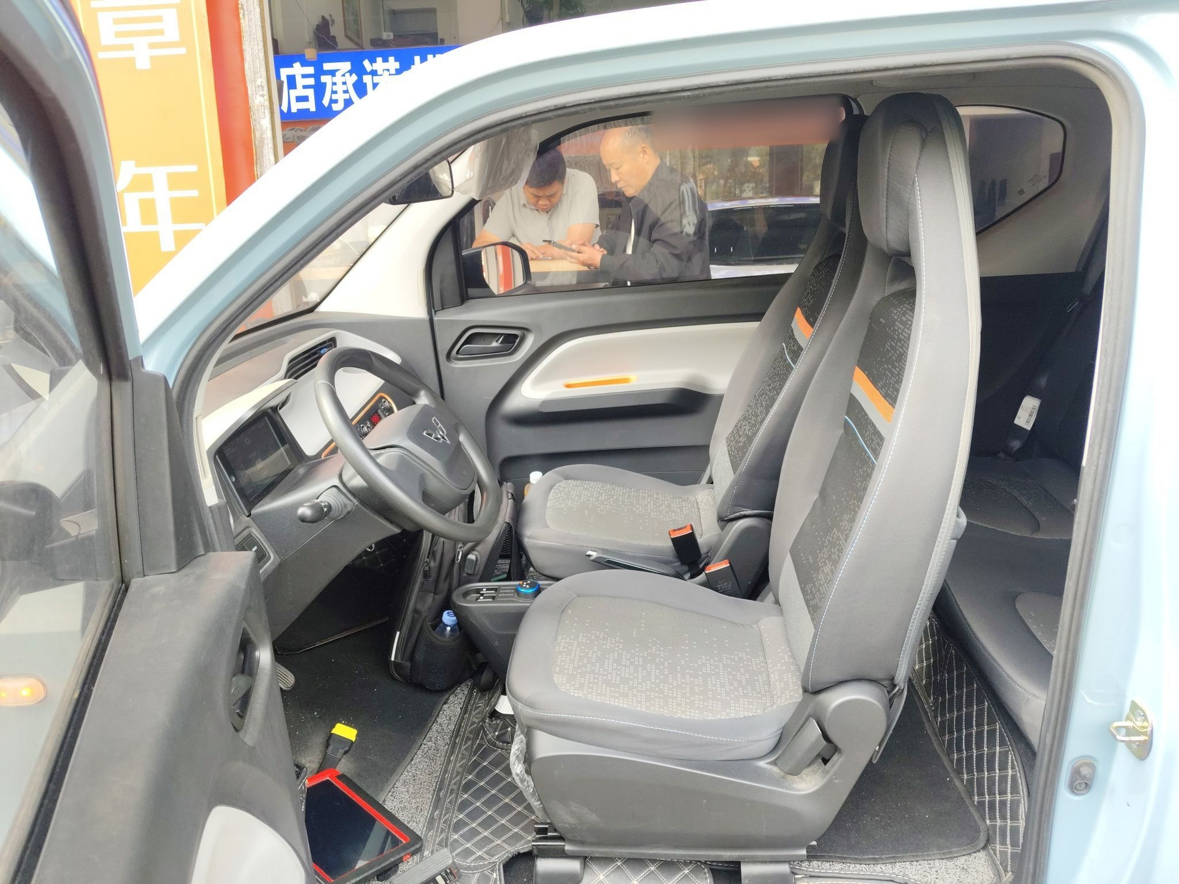 المقاعد الأمامية داخل السيارة