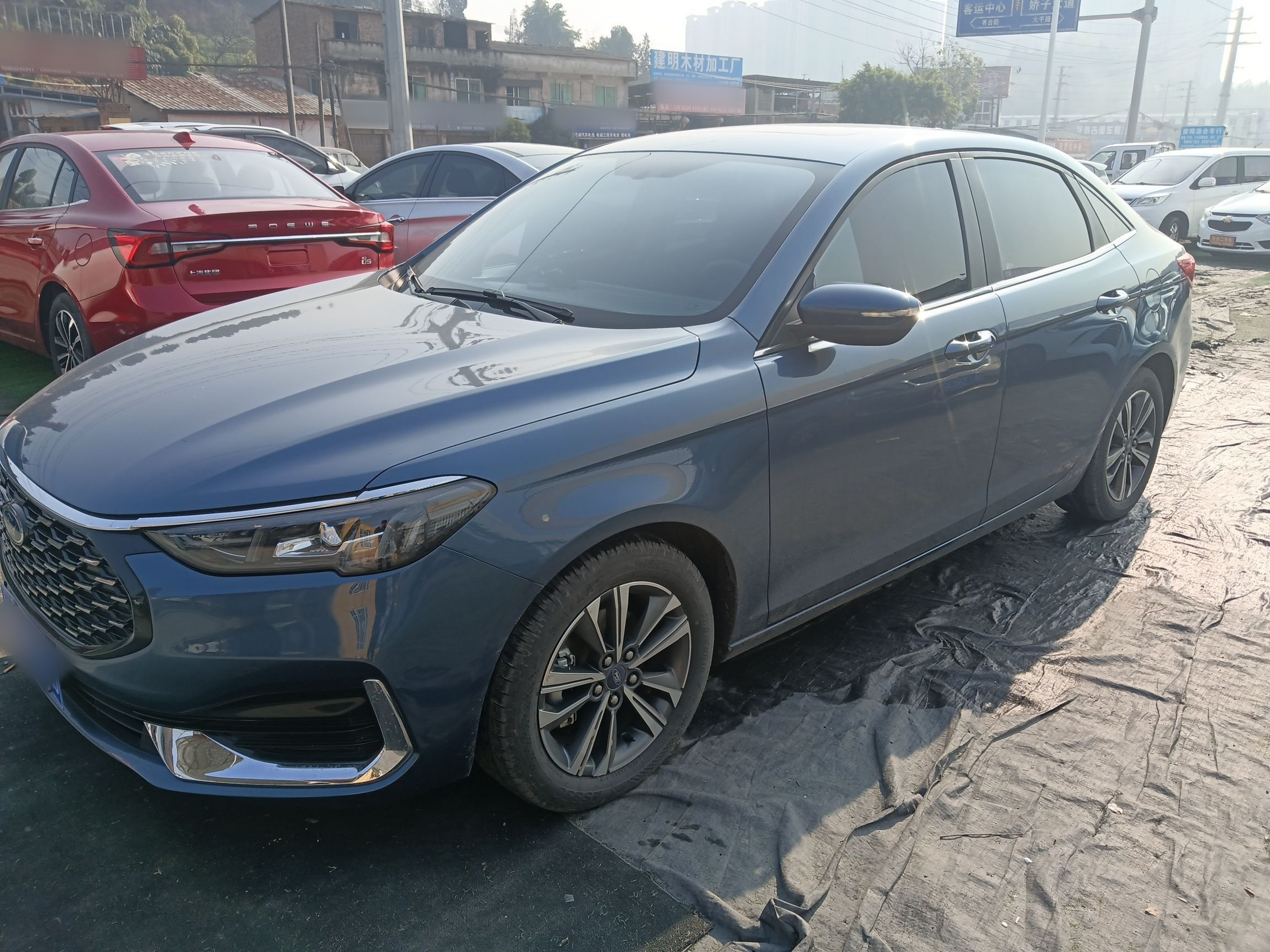 Под передней частью автомобиля