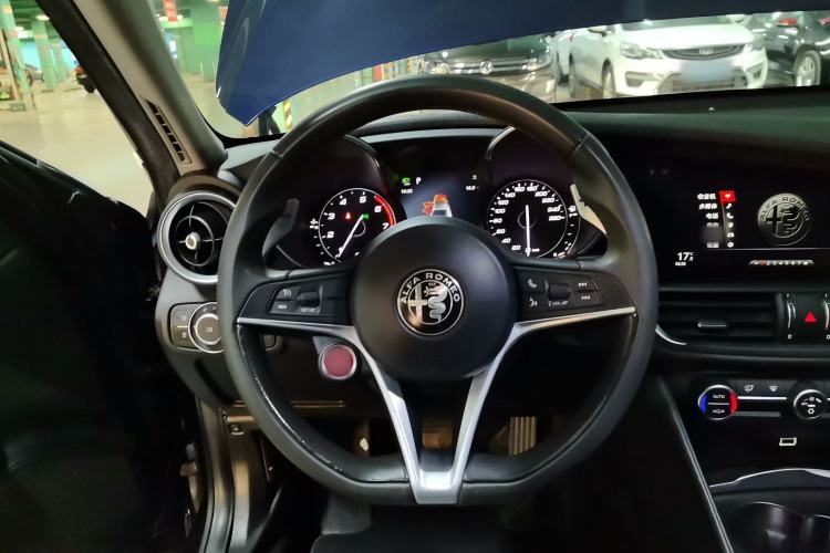 Used Alfa Romeo Giulia 2017 2.0T 280HP Luxury Edition
