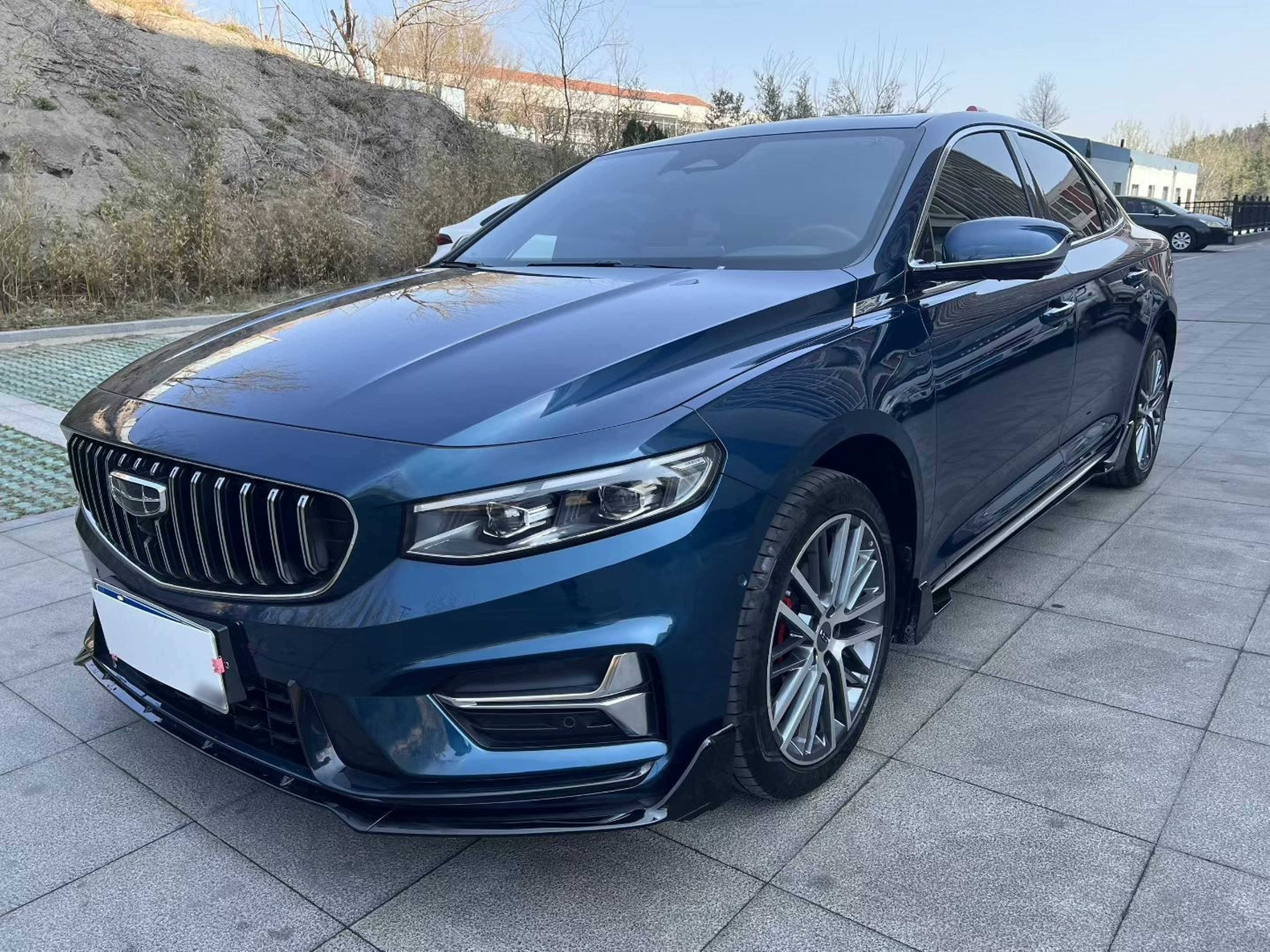 Под передней частью автомобиля