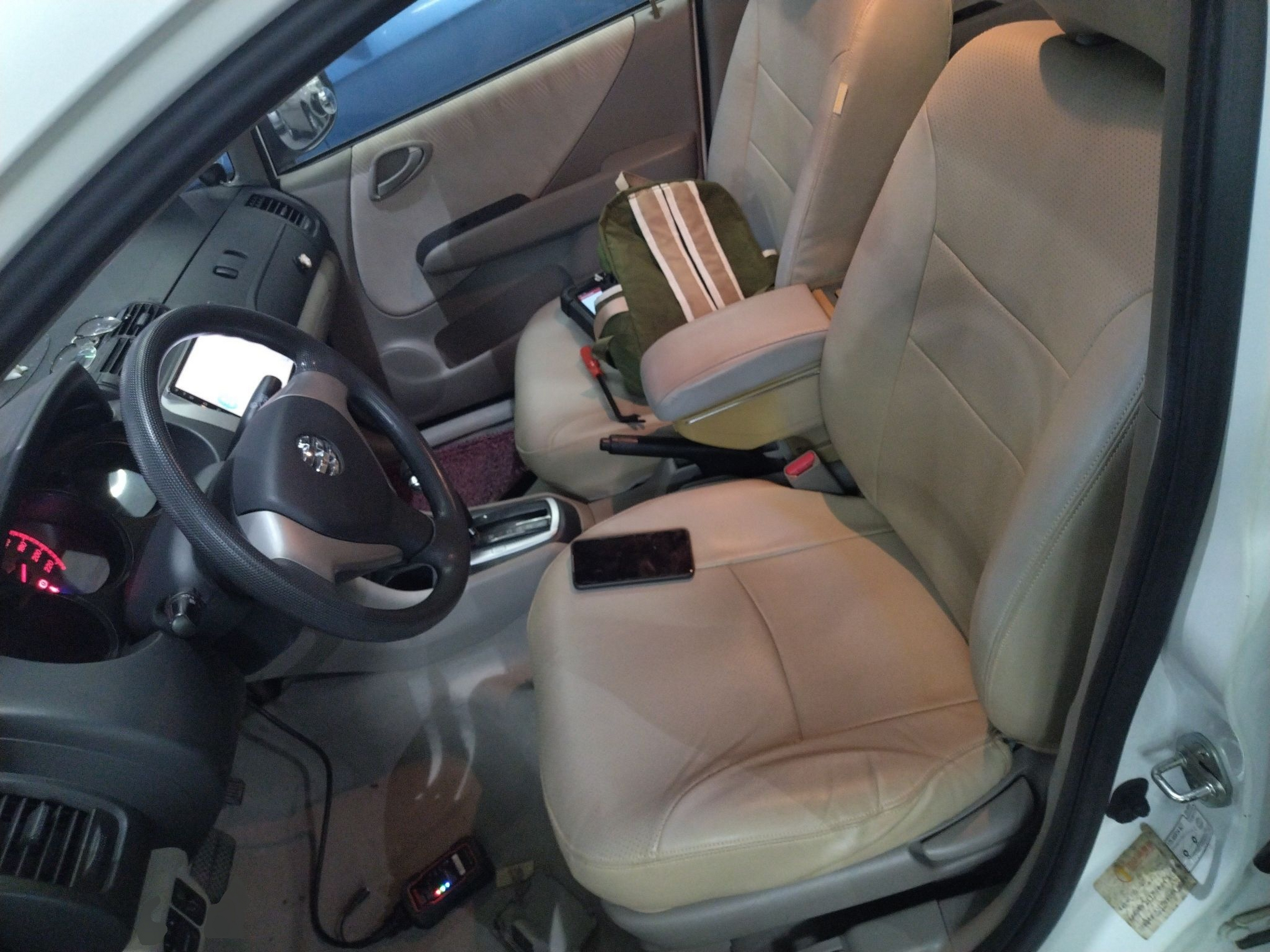 Переднее сиденье в автомобиле