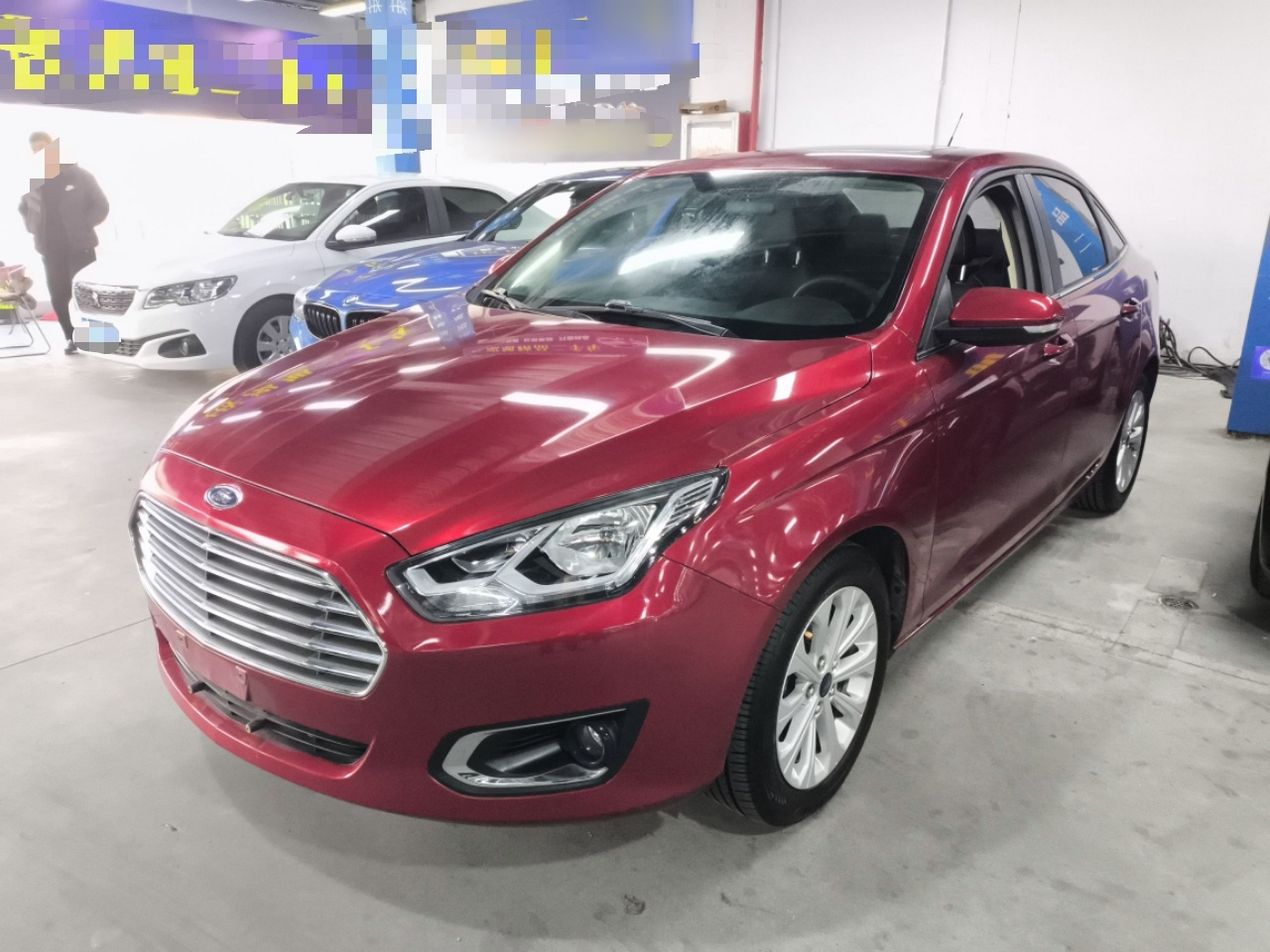 تحت مقدمة السيارة