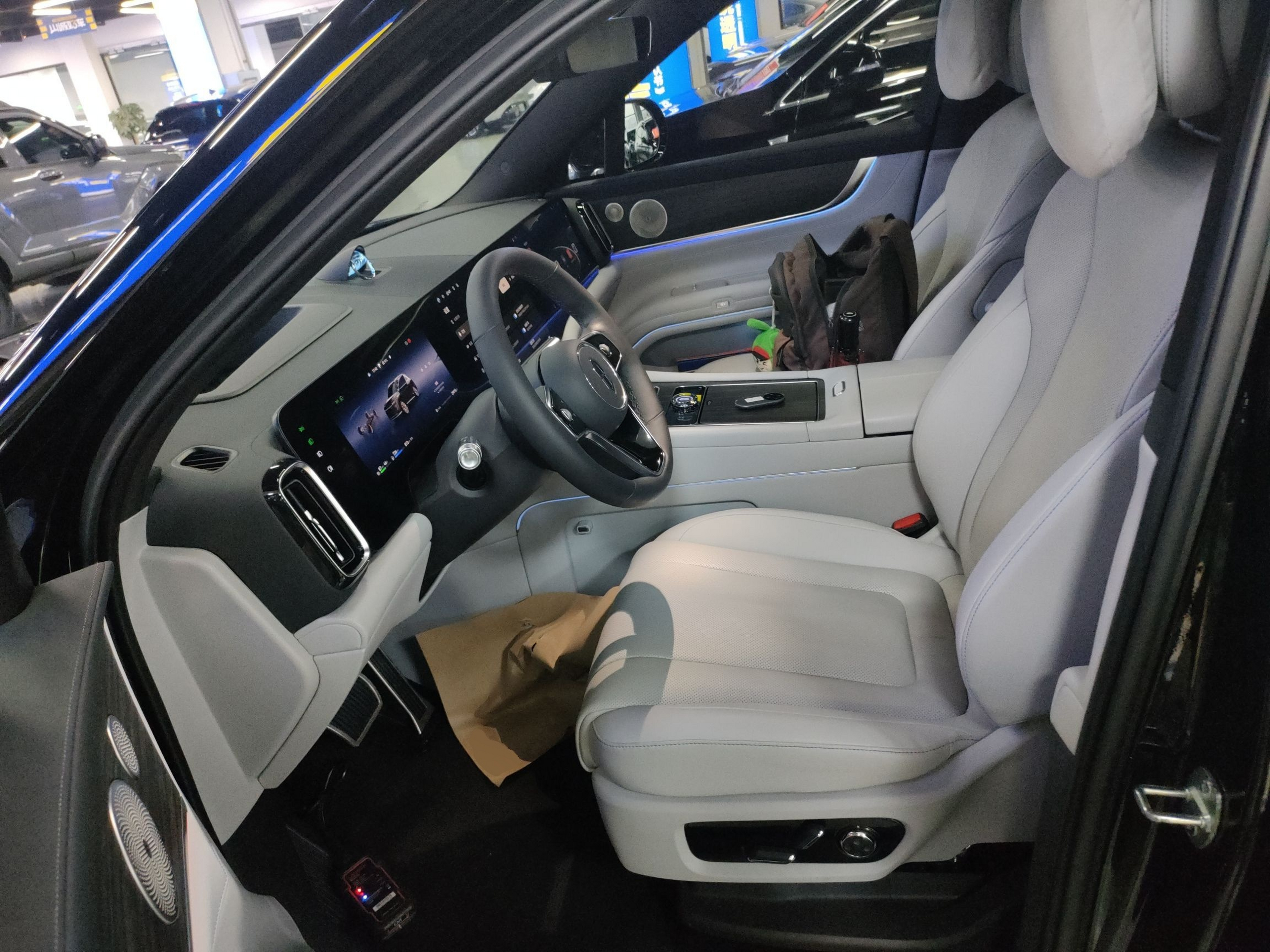 Переднее сиденье в автомобиле