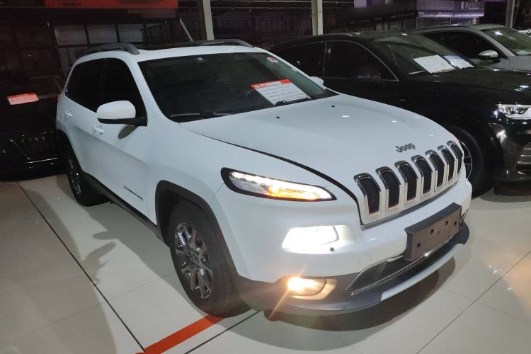 Used  Cherokee 2020 2.0L Two-Wheel Drive Classic Sports Edition
