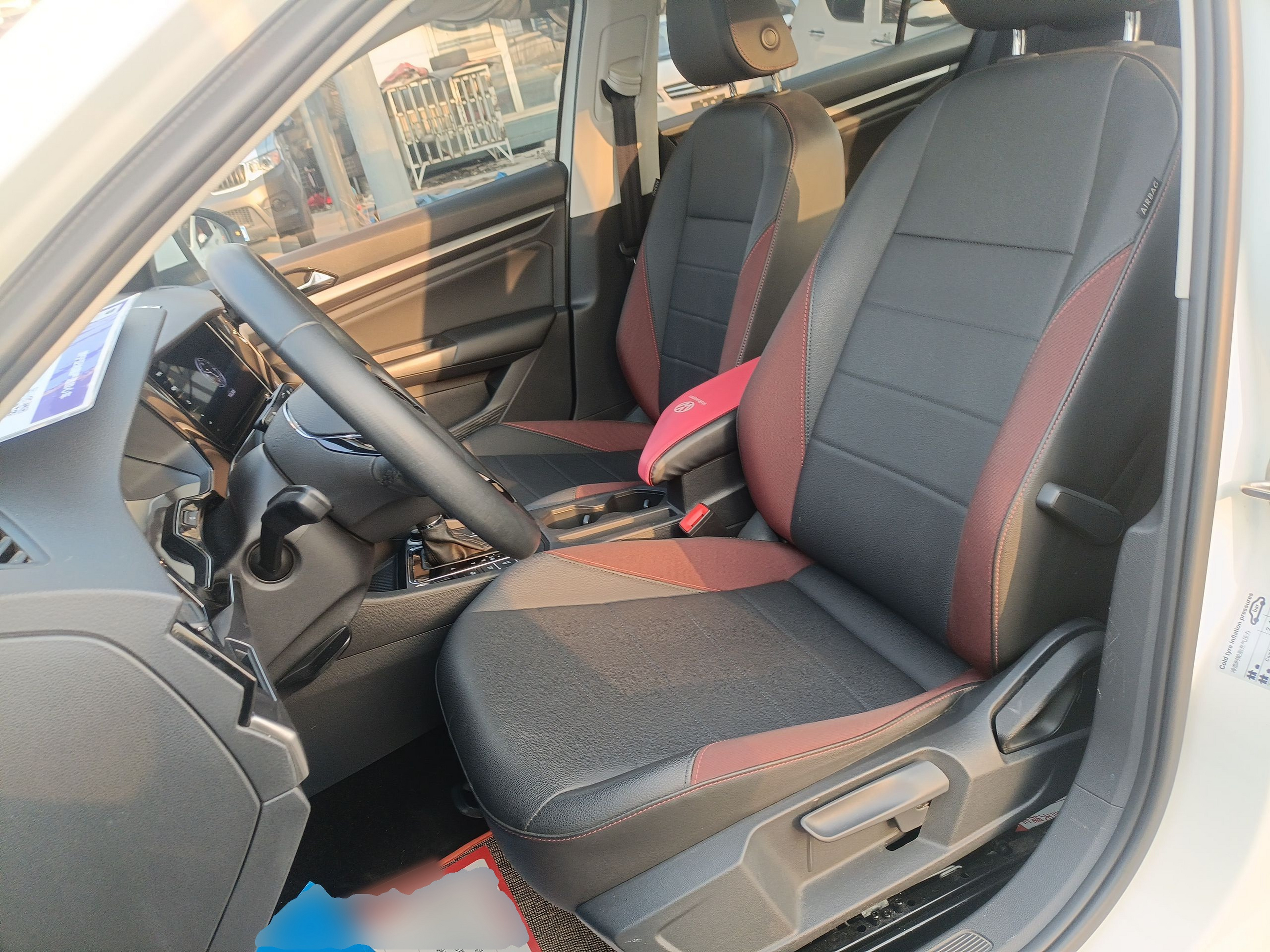 المقاعد الأمامية داخل السيارة