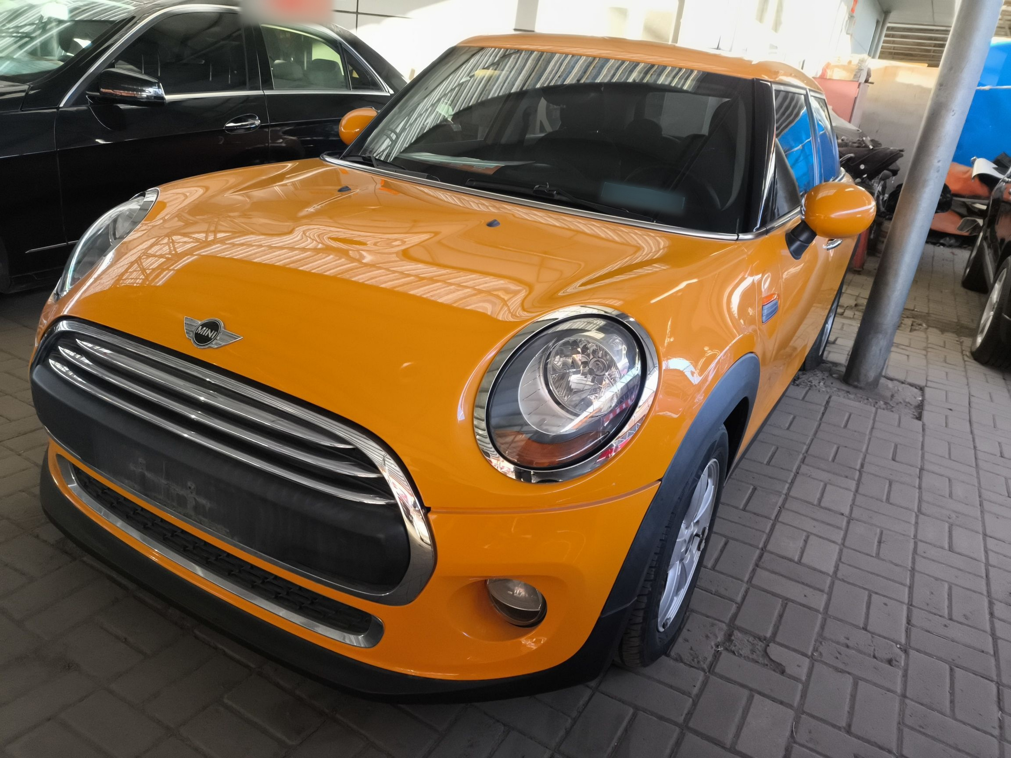 Под передней частью автомобиля