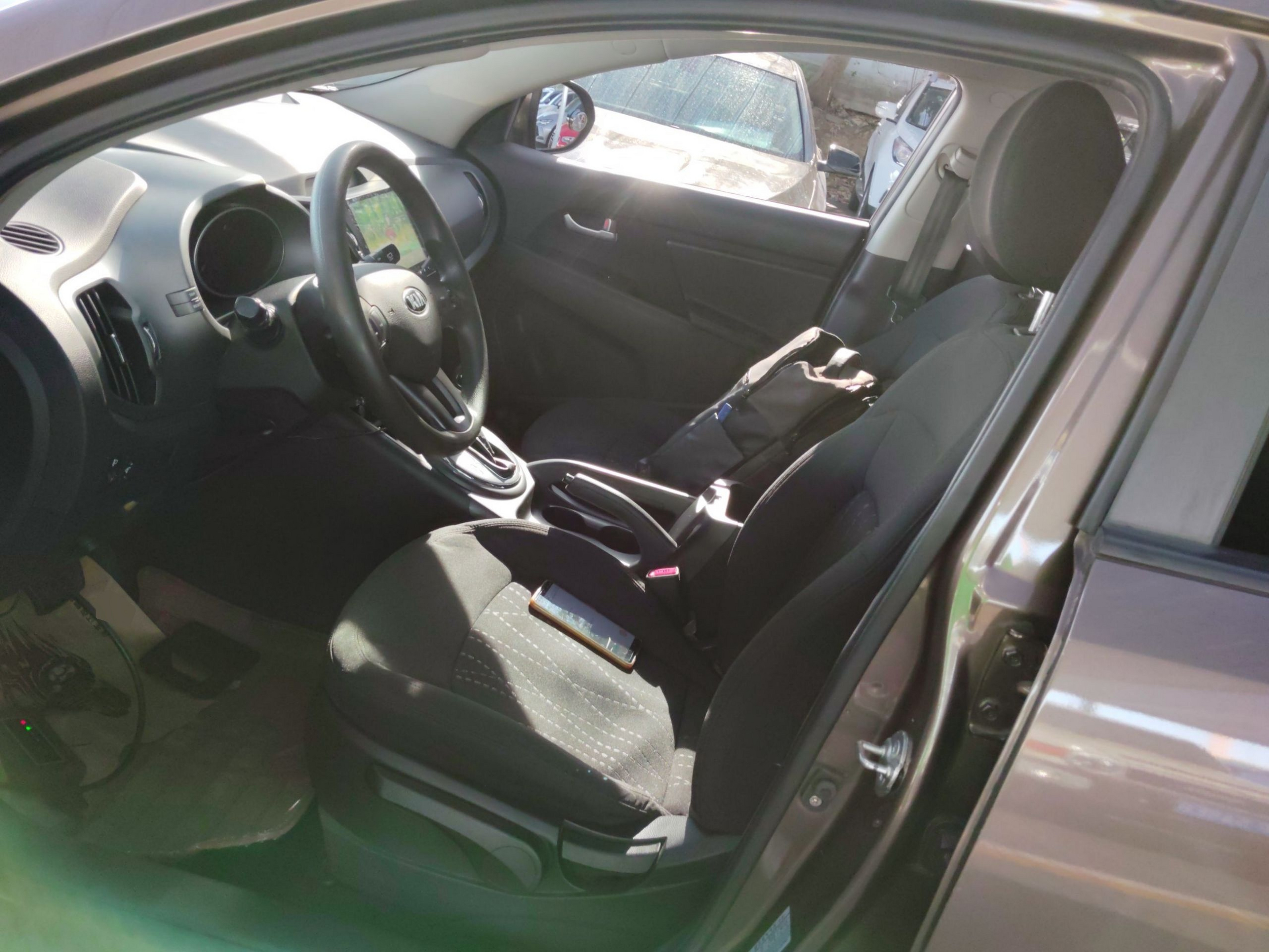 Переднее сиденье в автомобиле