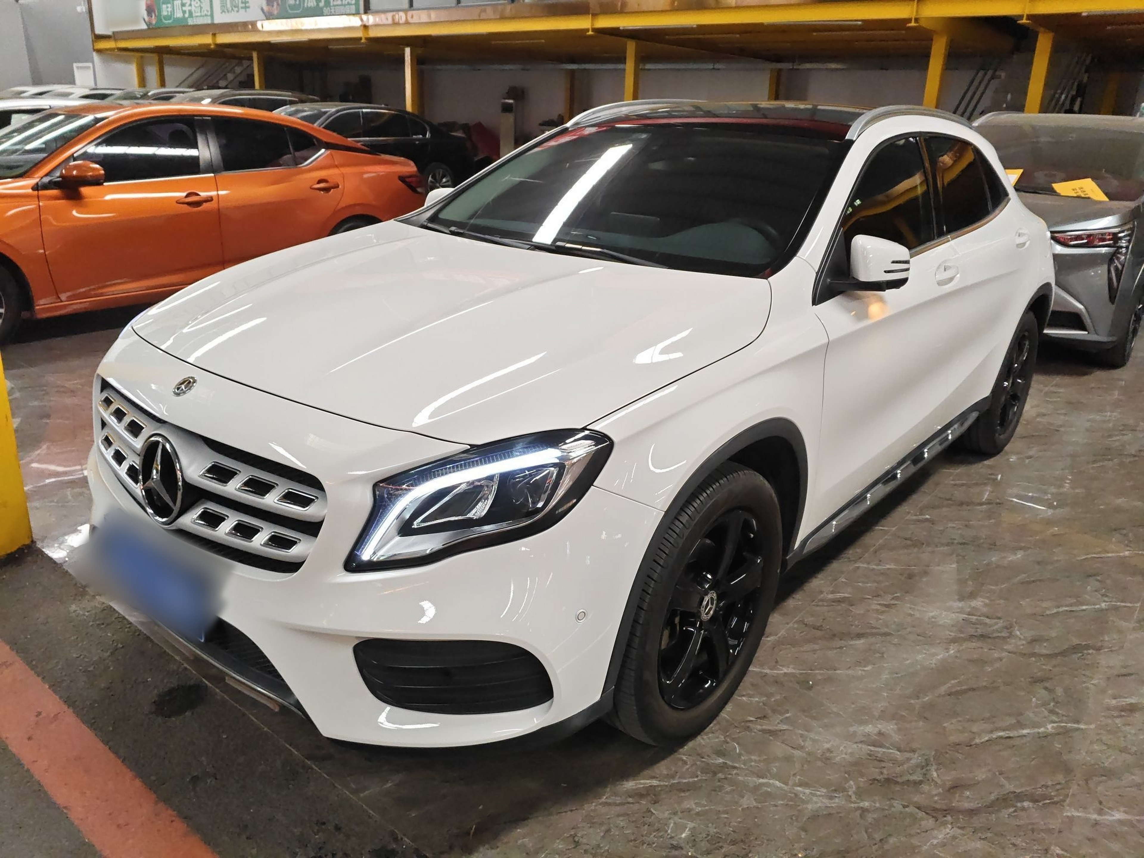 تحت مقدمة السيارة