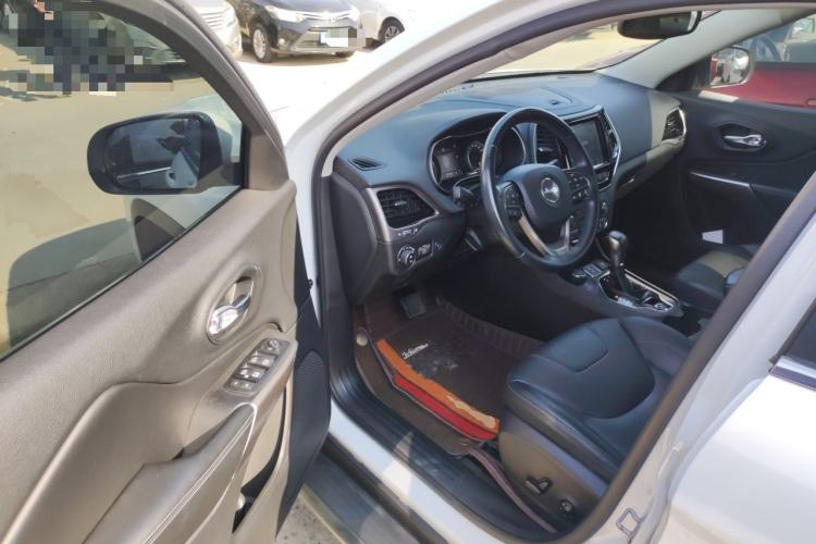 Used  Cherokee 2019 2.0T Four-Wheel Drive Explorer Edition China V