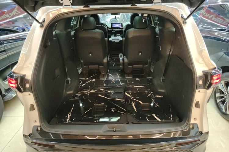 Used Toyota Granvia 2024 2.5L Hybrid Luxury Edition
