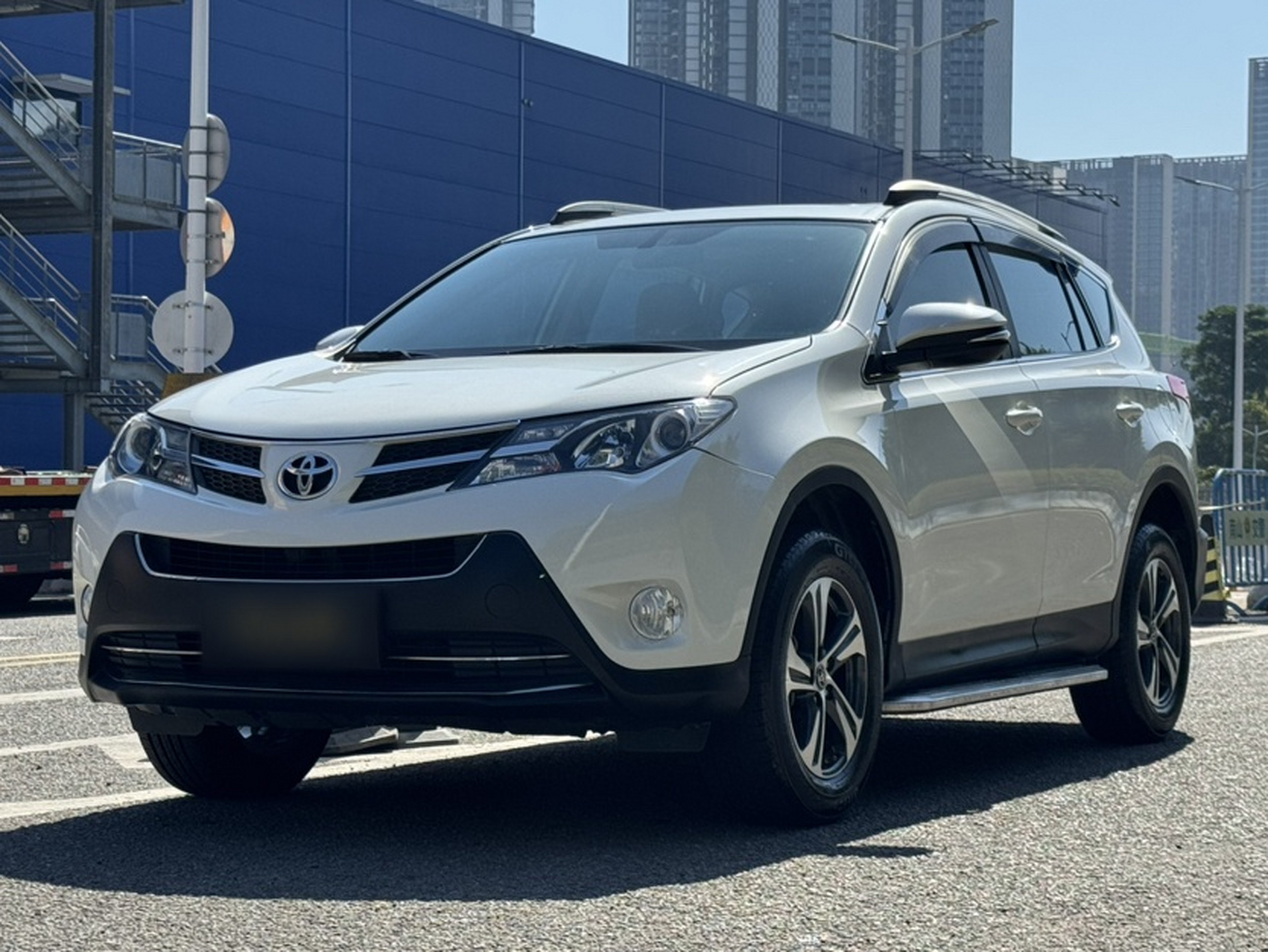 Под передней частью автомобиля