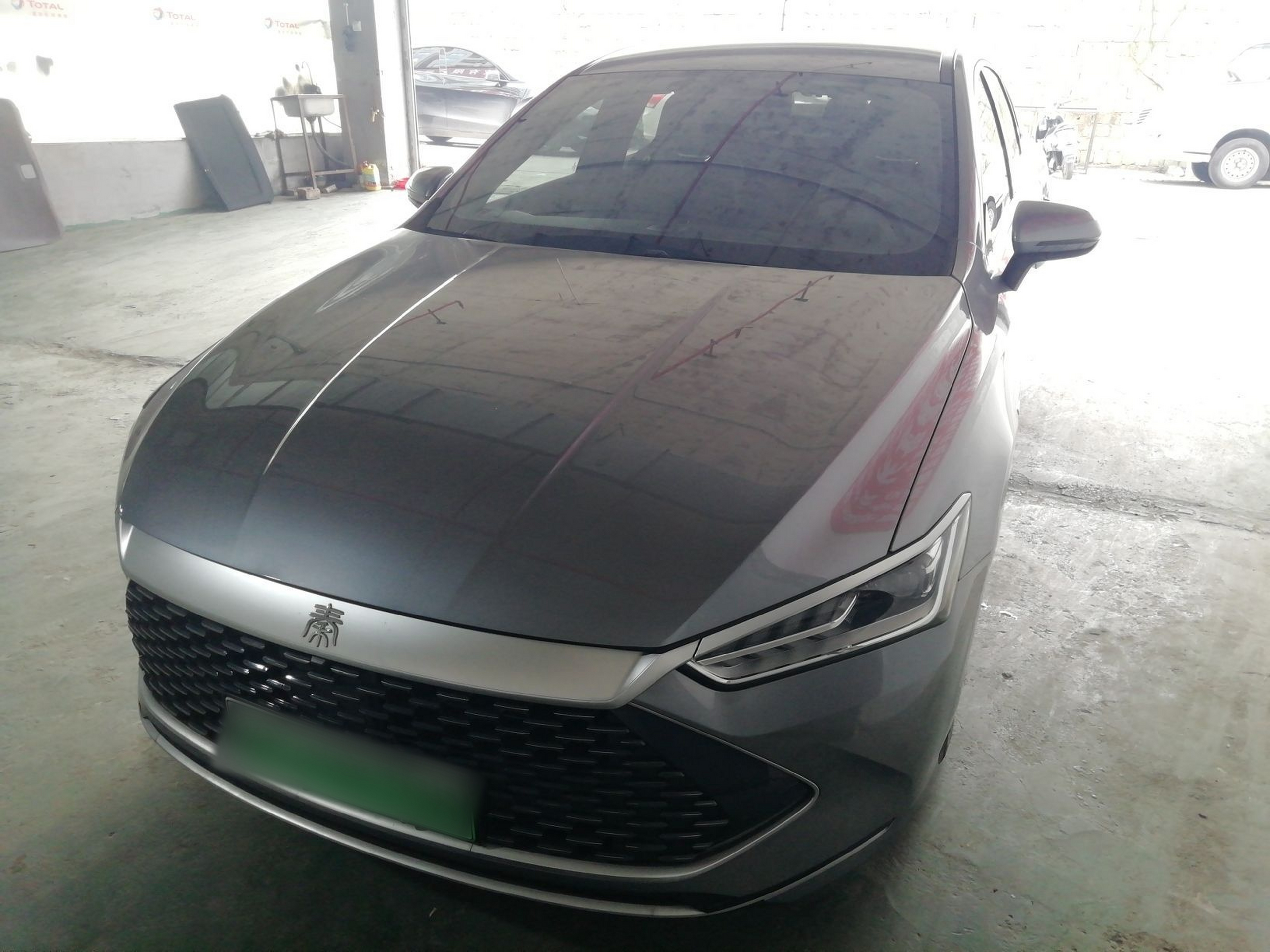 تحت مقدمة السيارة