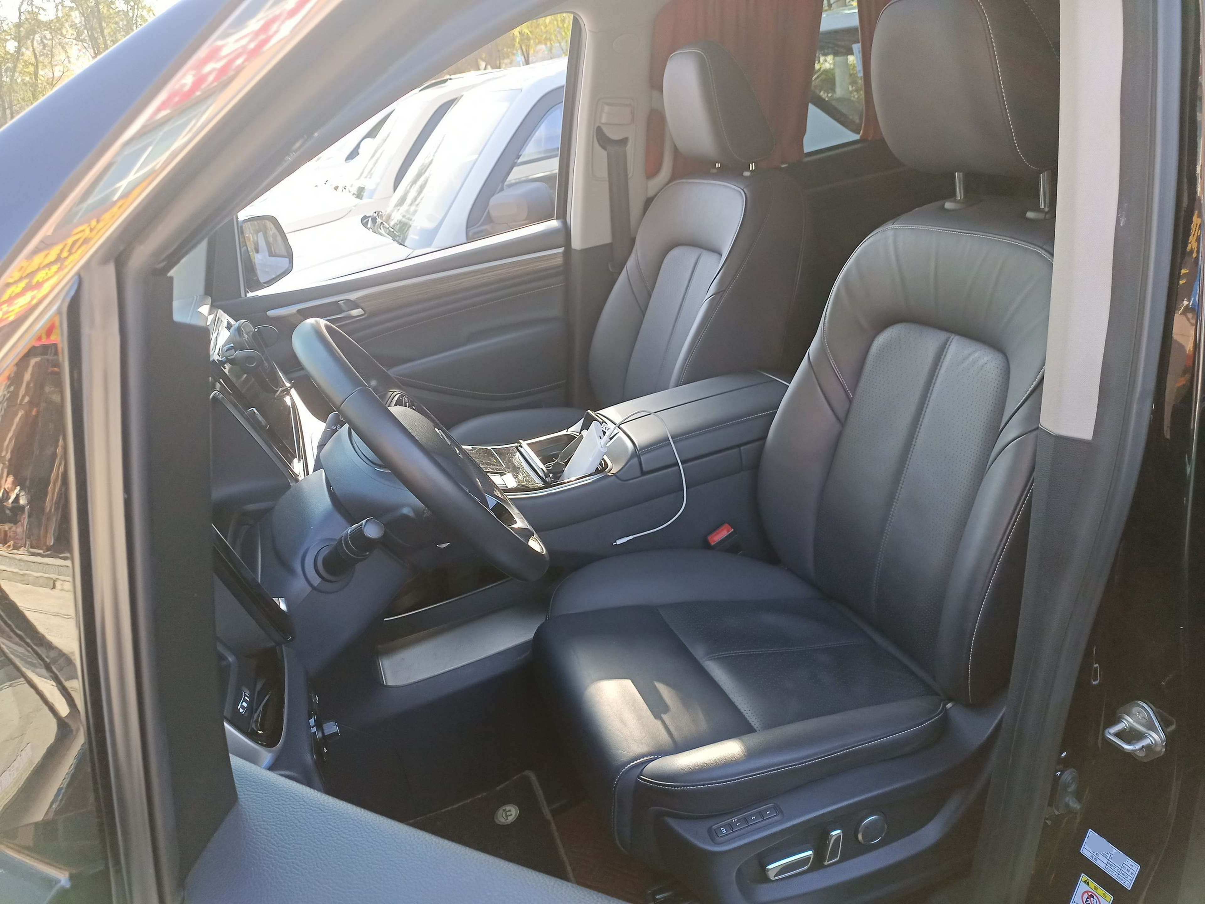 Переднее сиденье в автомобиле