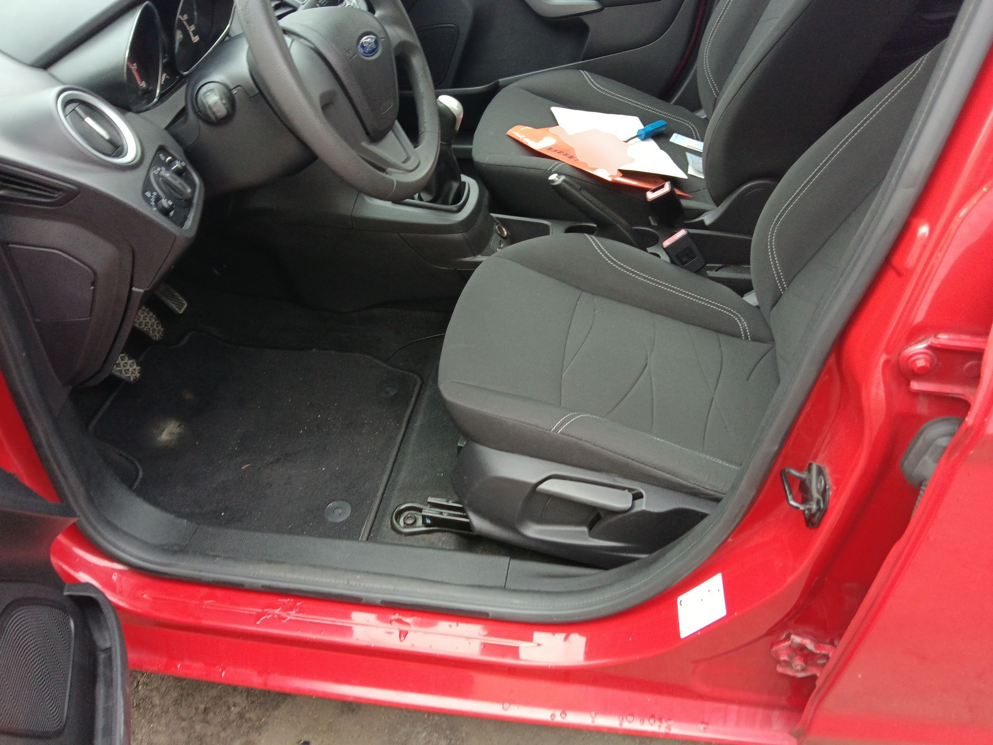 Переднее сиденье в автомобиле