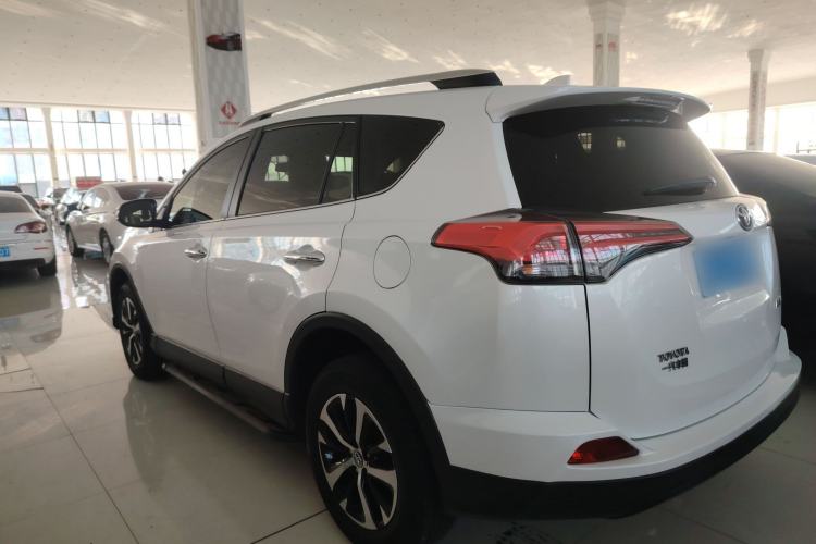 Used Toyota RAV4 2019 2.0L CVT Two-Wheel Drive Luxury Version China VI Standard
