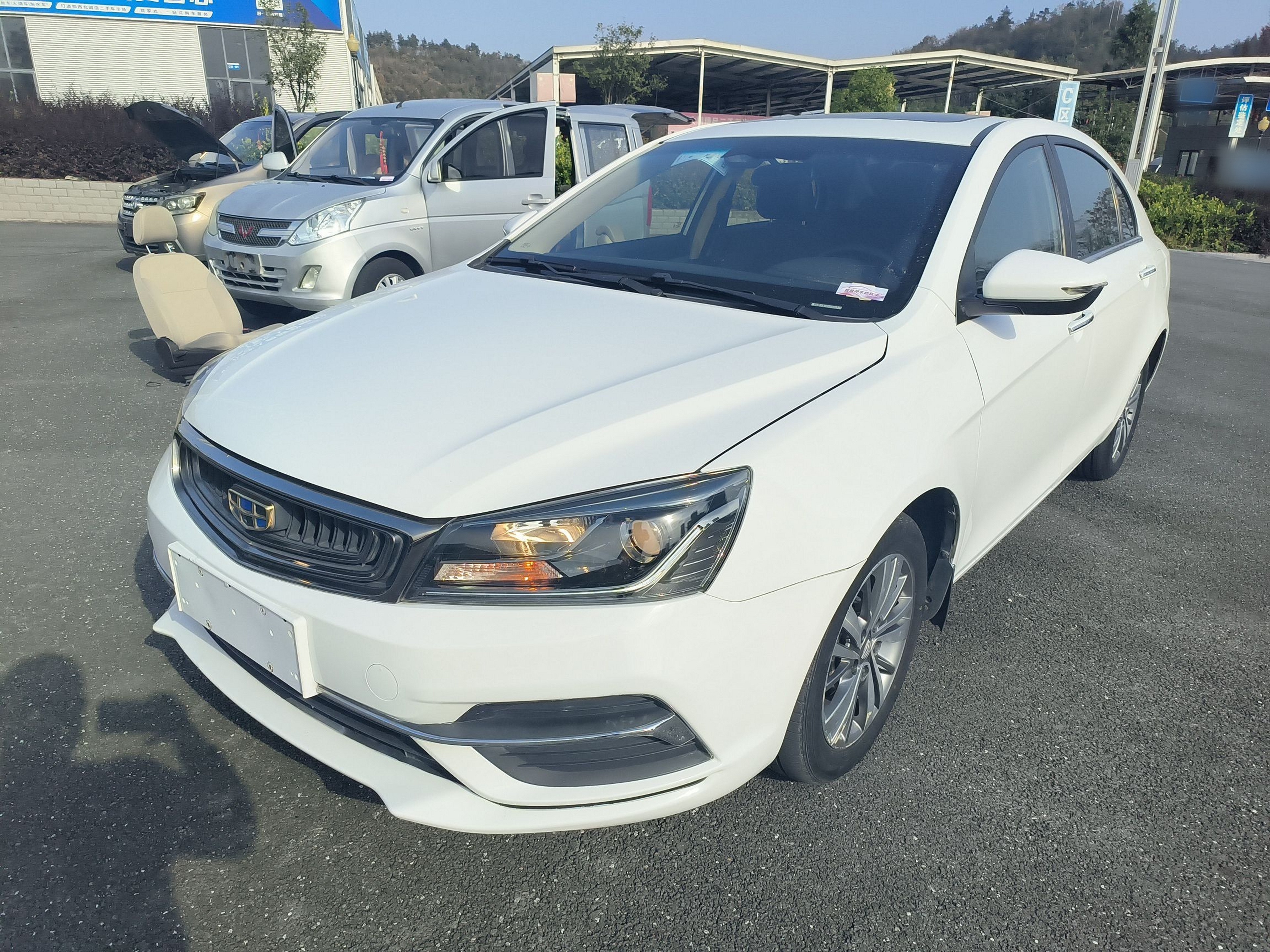 تحت مقدمة السيارة