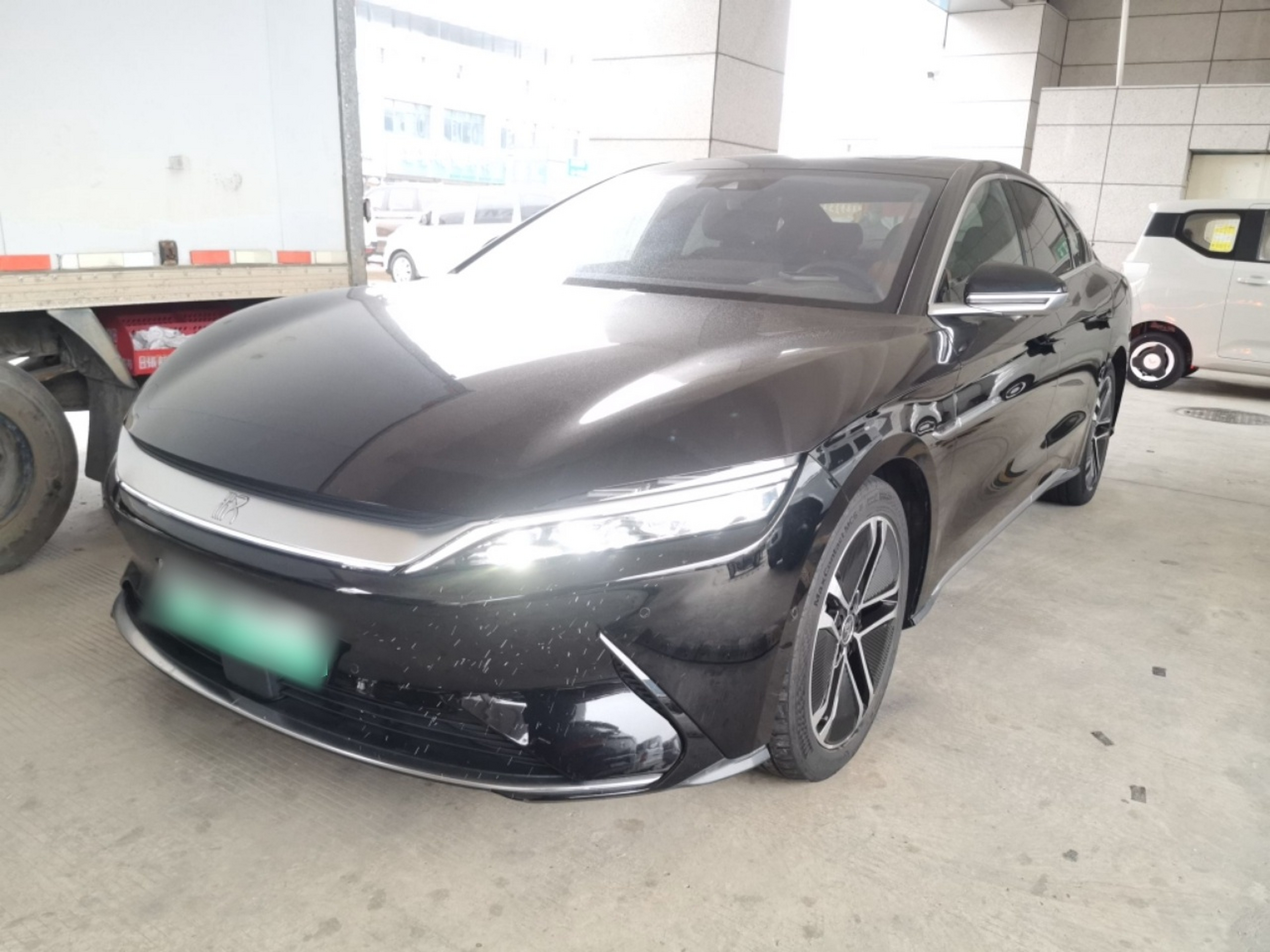 Под передней частью автомобиля