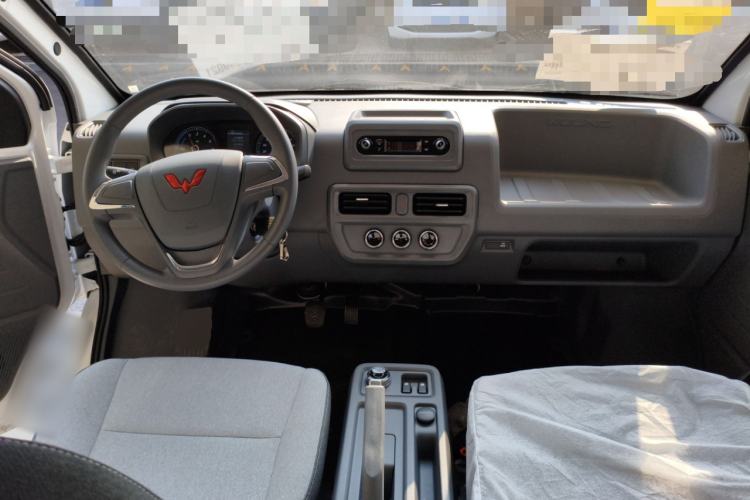 Used Wuling Yangguang 2024 300KM Comfort Version Passenger Van 75kW