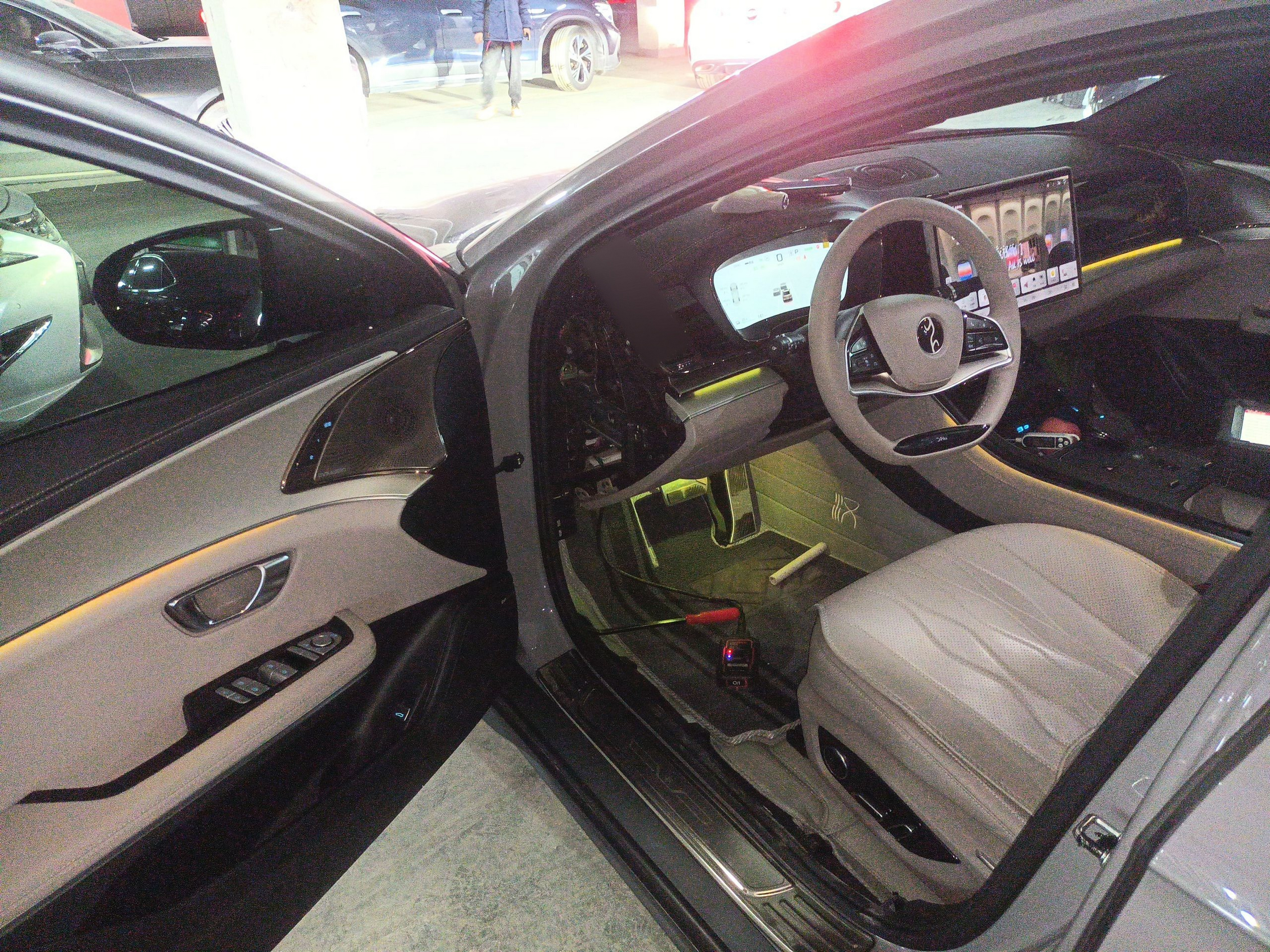 المقاعد الأمامية داخل السيارة