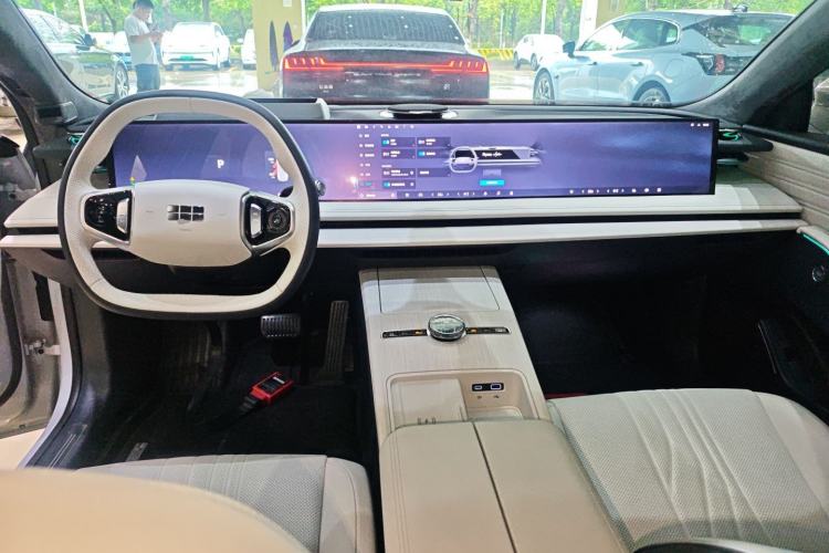 Used Geely Galaxy E8 2024 665 km Range Rear-Drive Starship Long-Range Version
