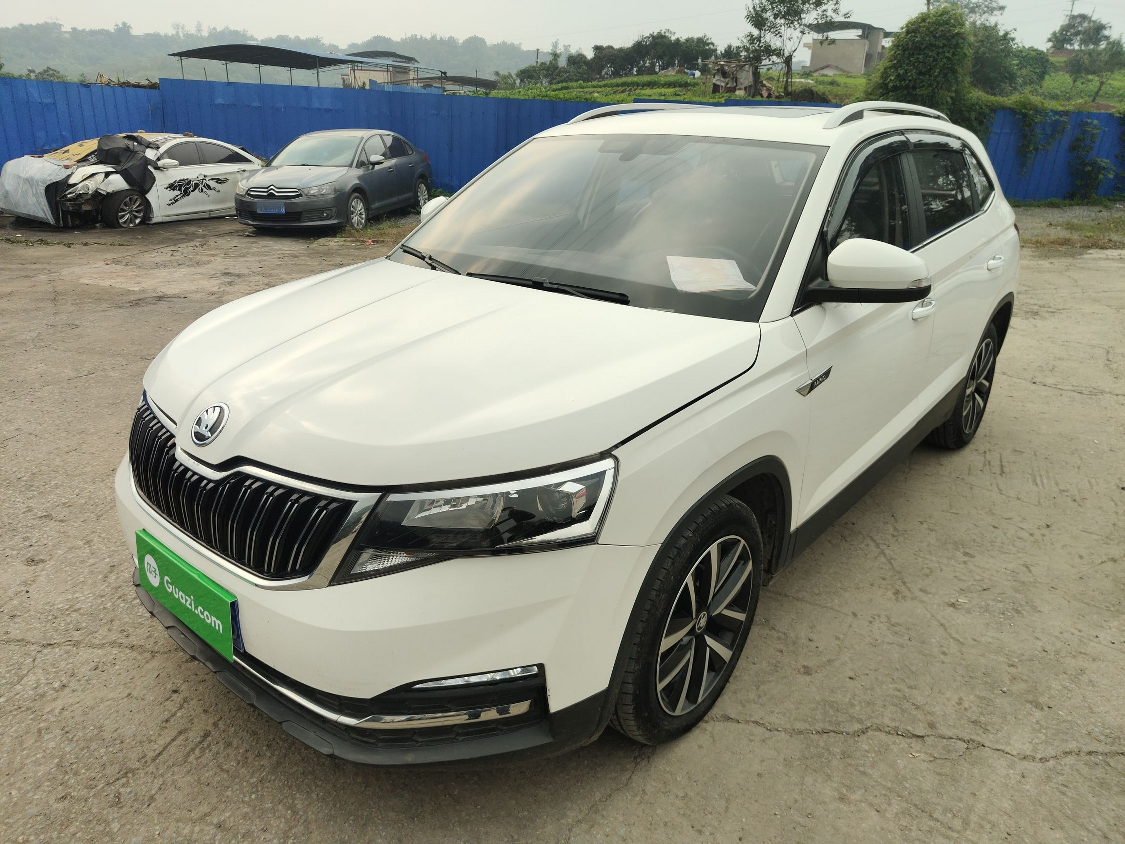 تحت مقدمة السيارة