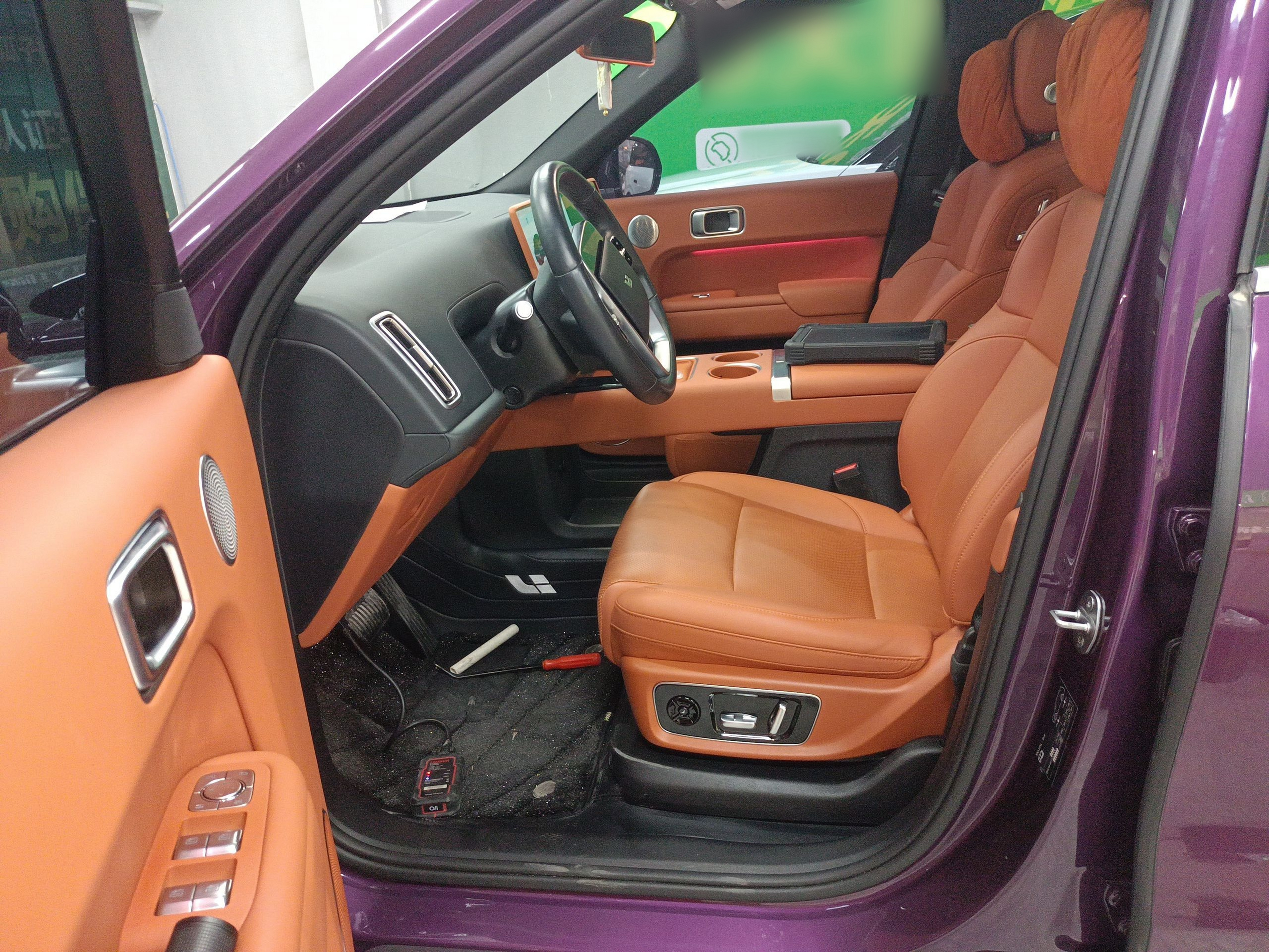 المقاعد الأمامية داخل السيارة